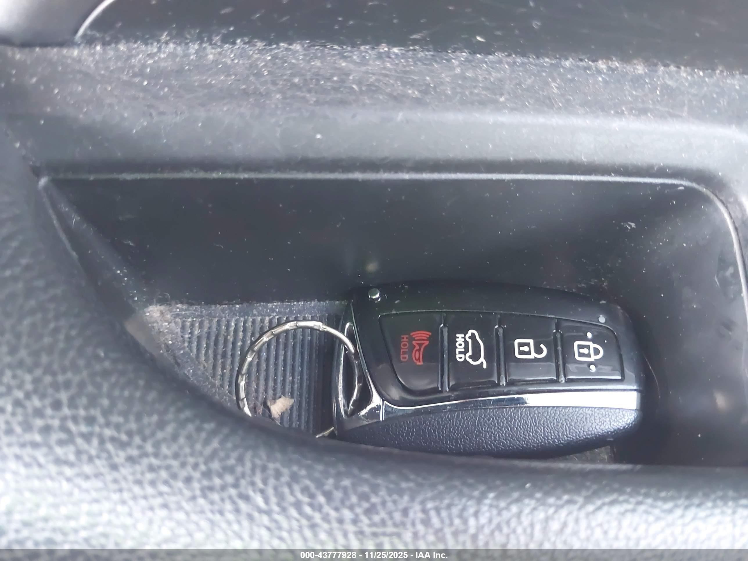 HYUNDAI SANTA image 11