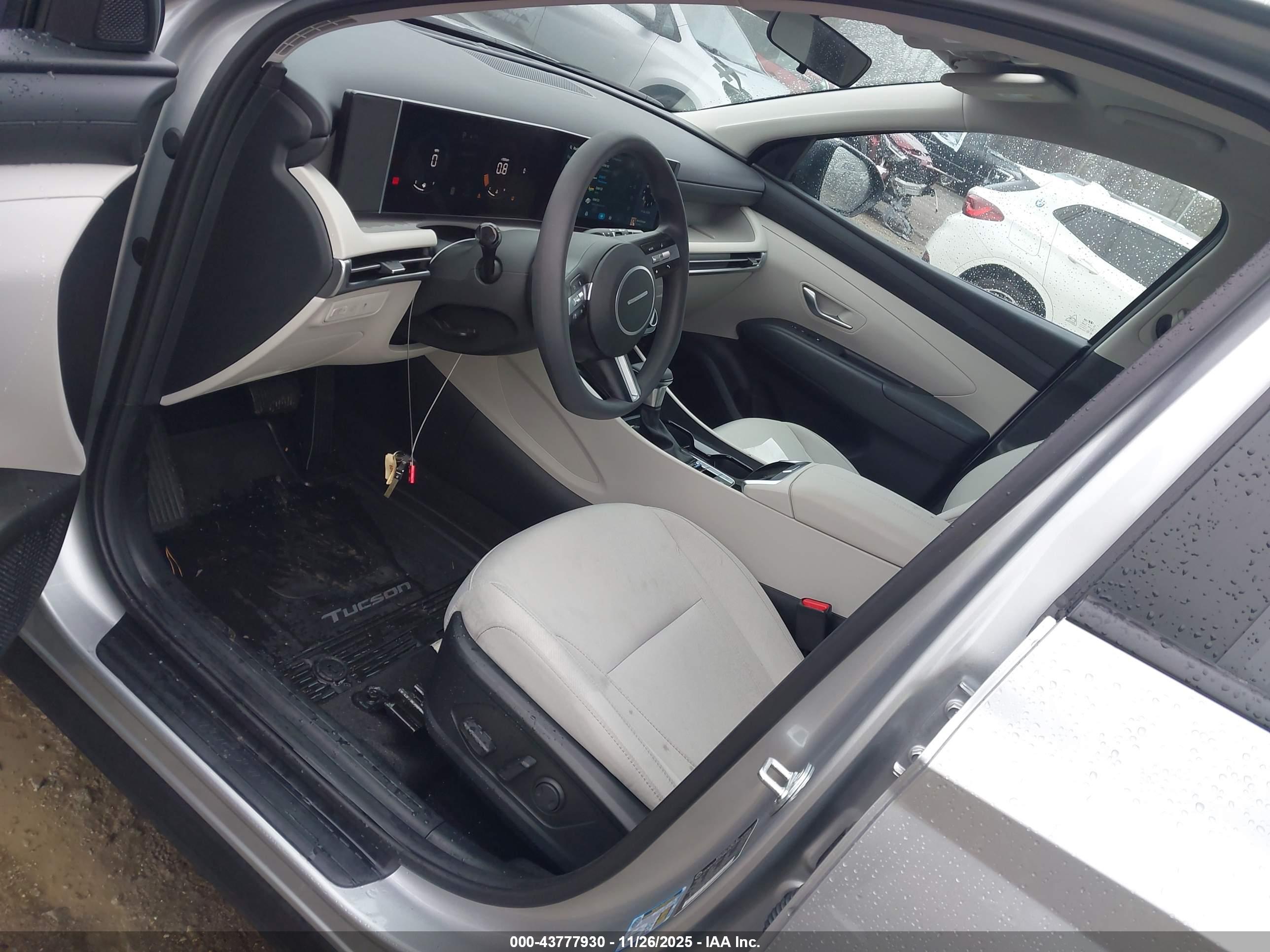 HYUNDAI TUCSON image 5