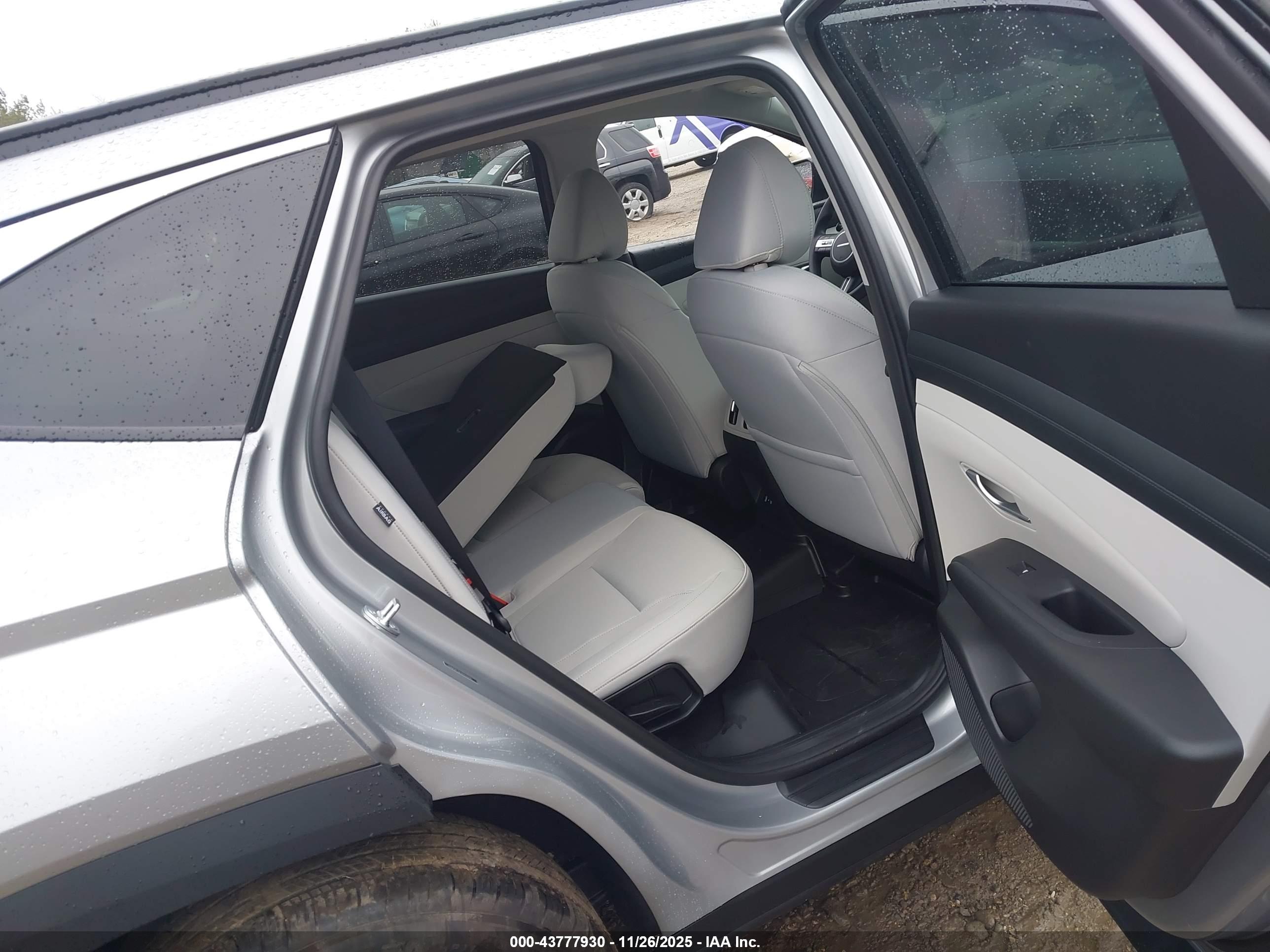 HYUNDAI TUCSON image 8