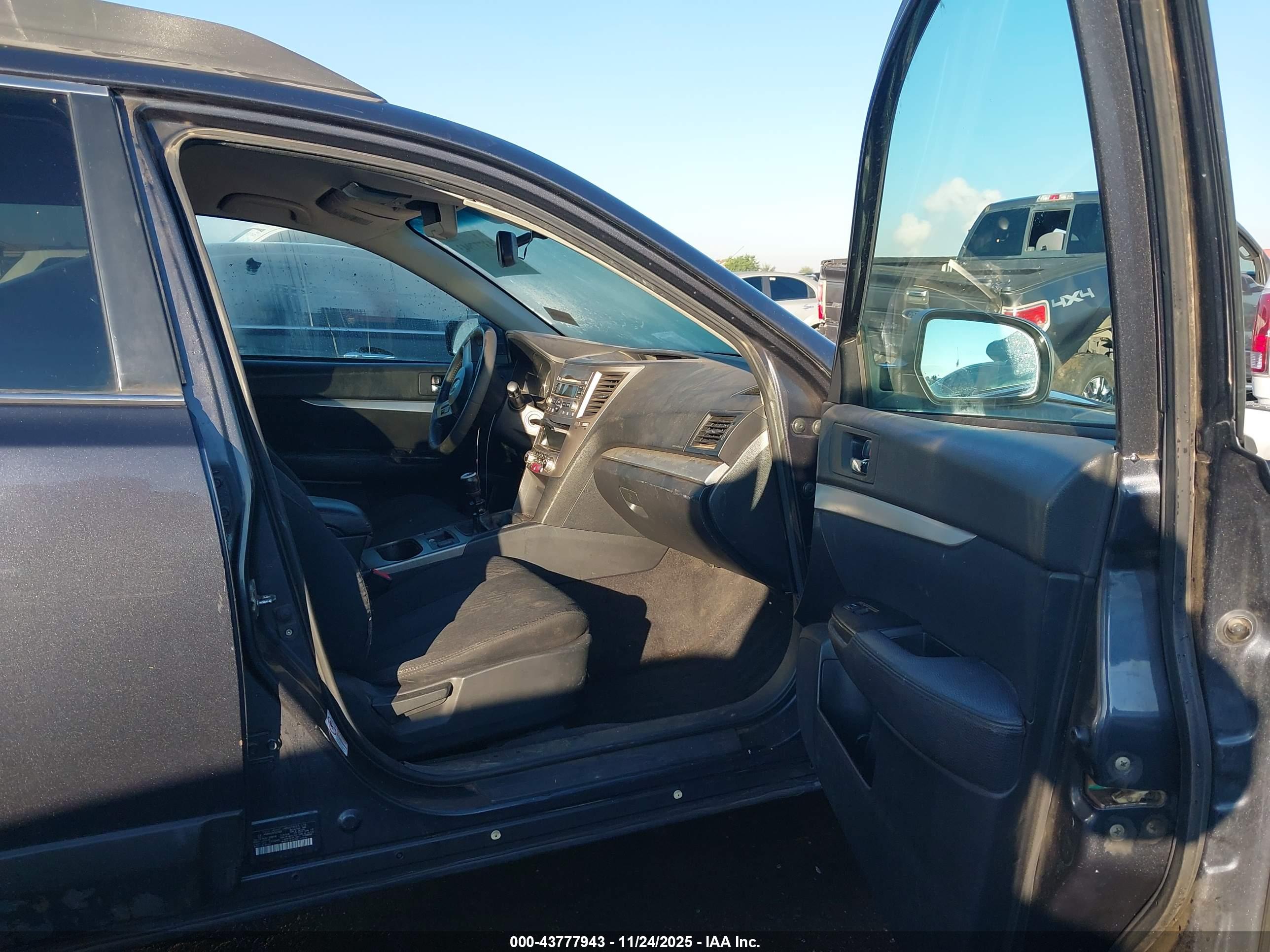 SUBARU OUTBACK image 5