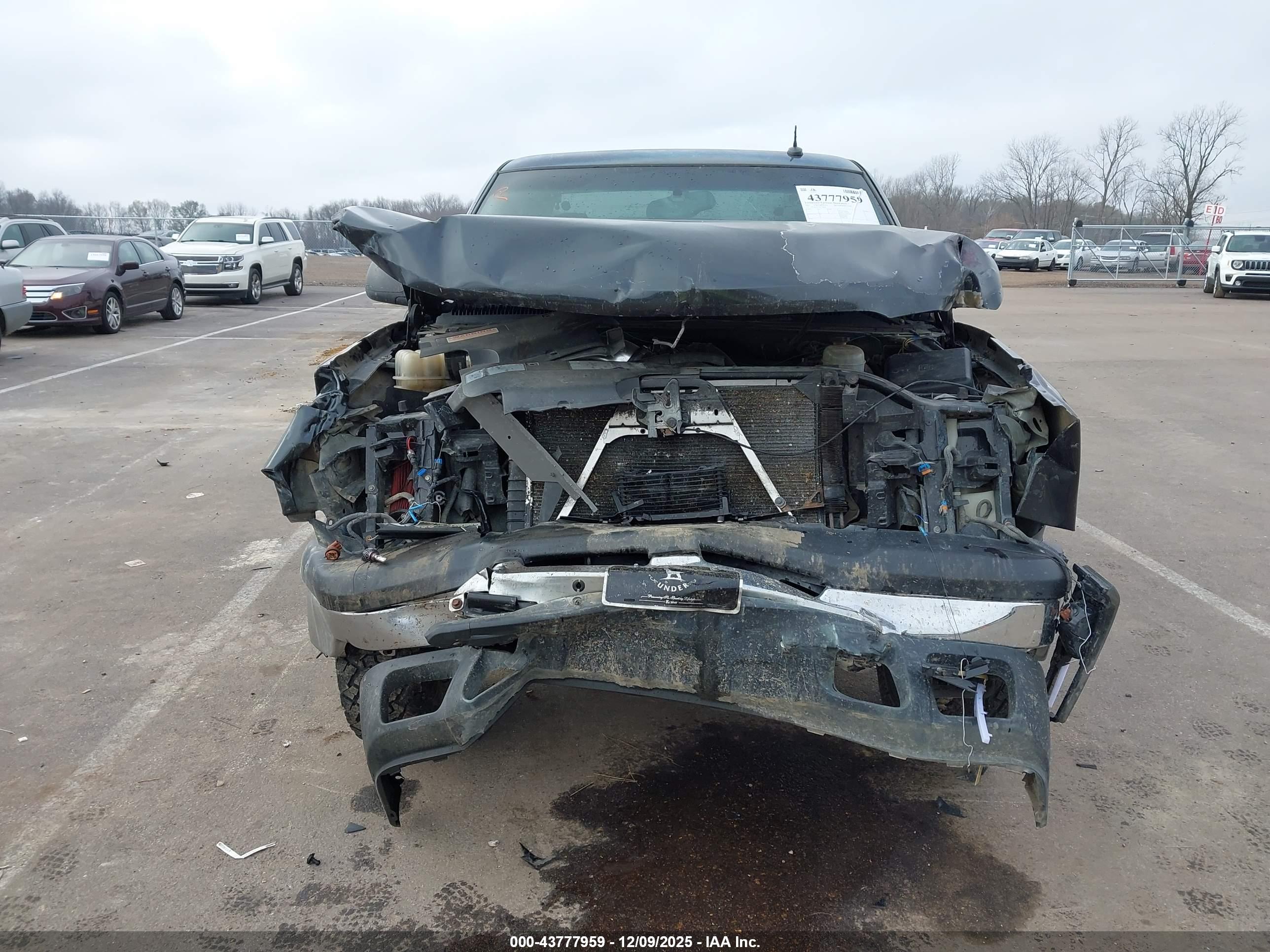 CHEVROLET SILVERADO image 6