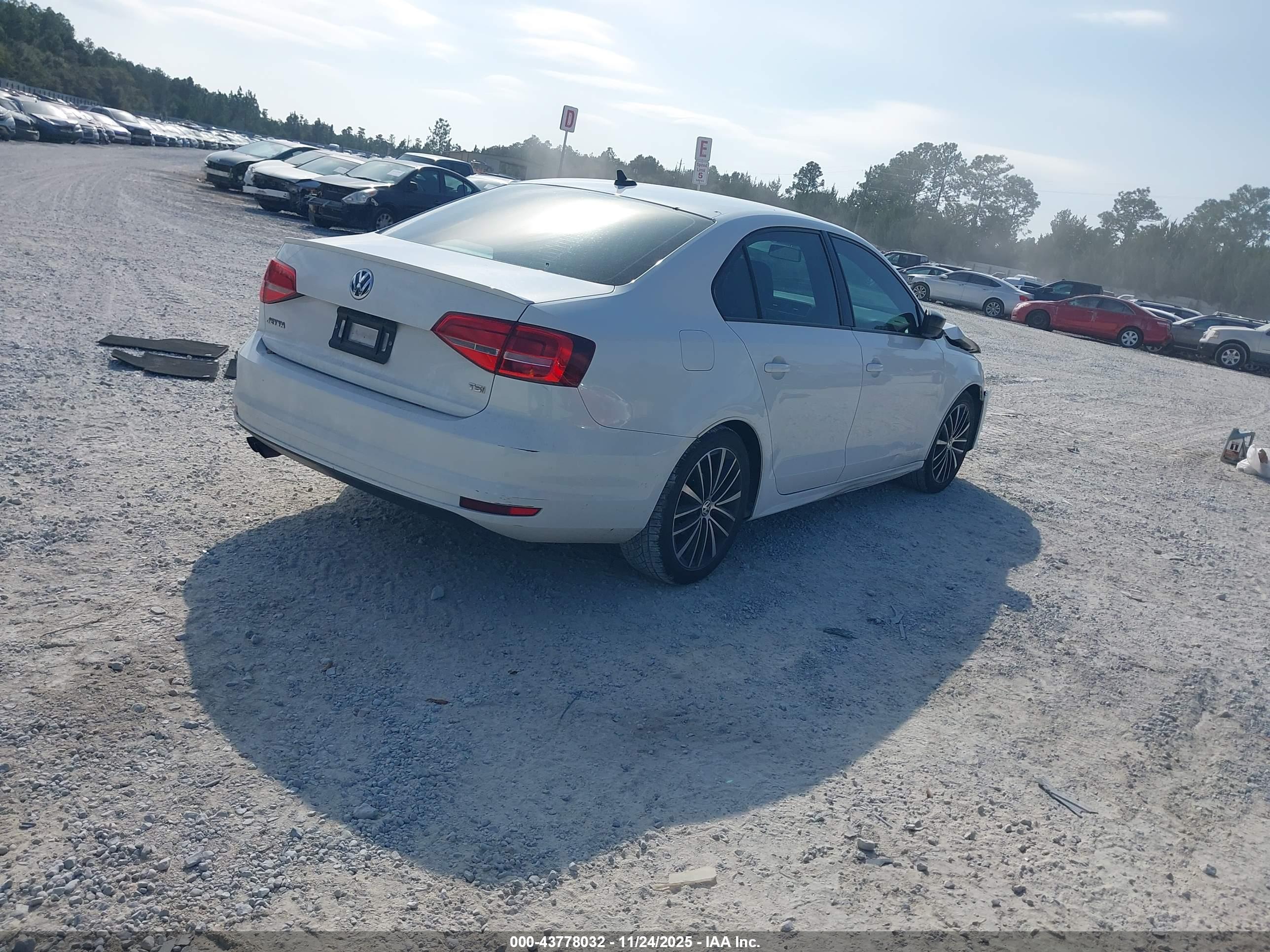 VOLKSWAGEN JETTA image 4