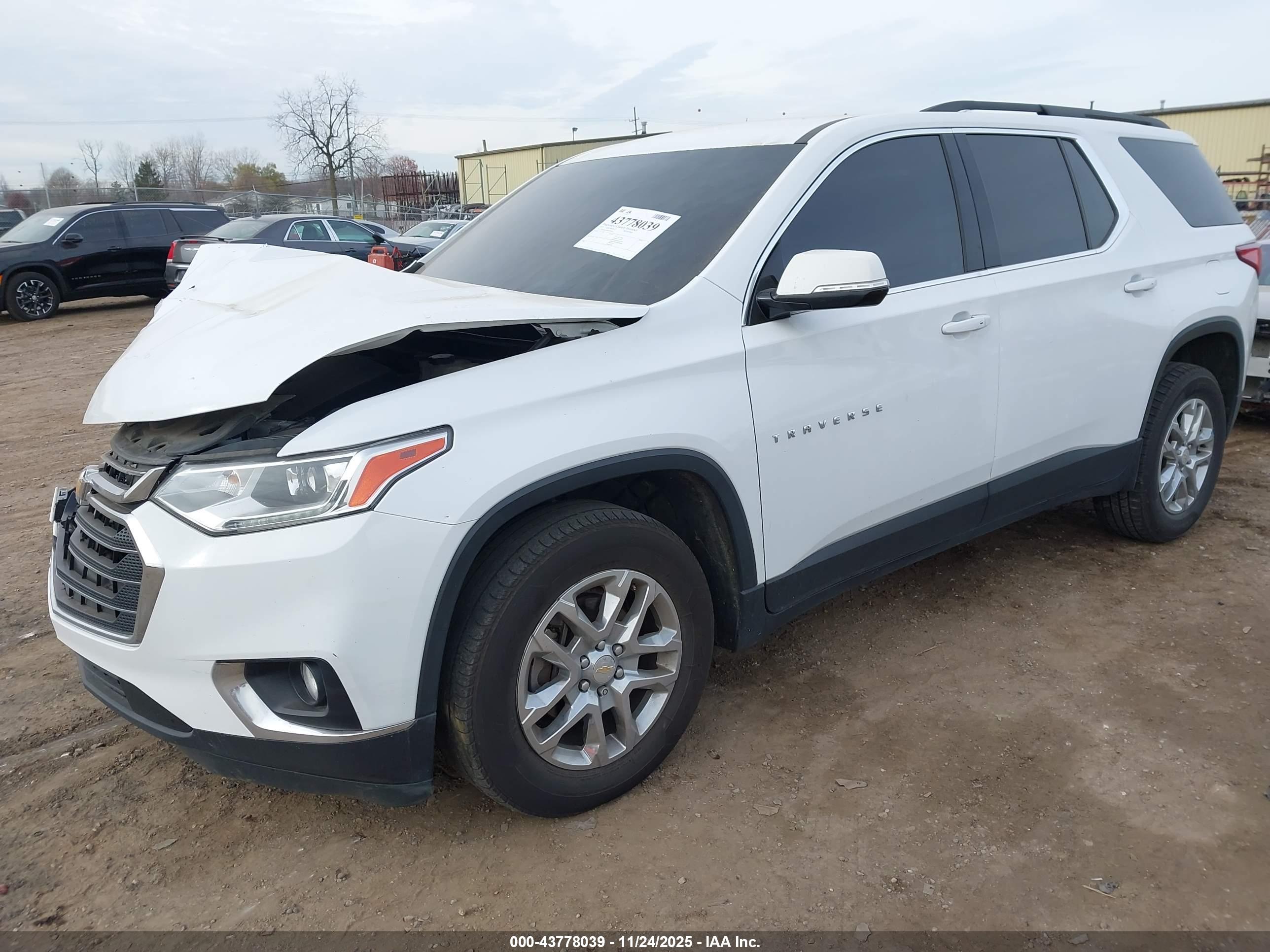 CHEVROLET TRAVERSE image 2
