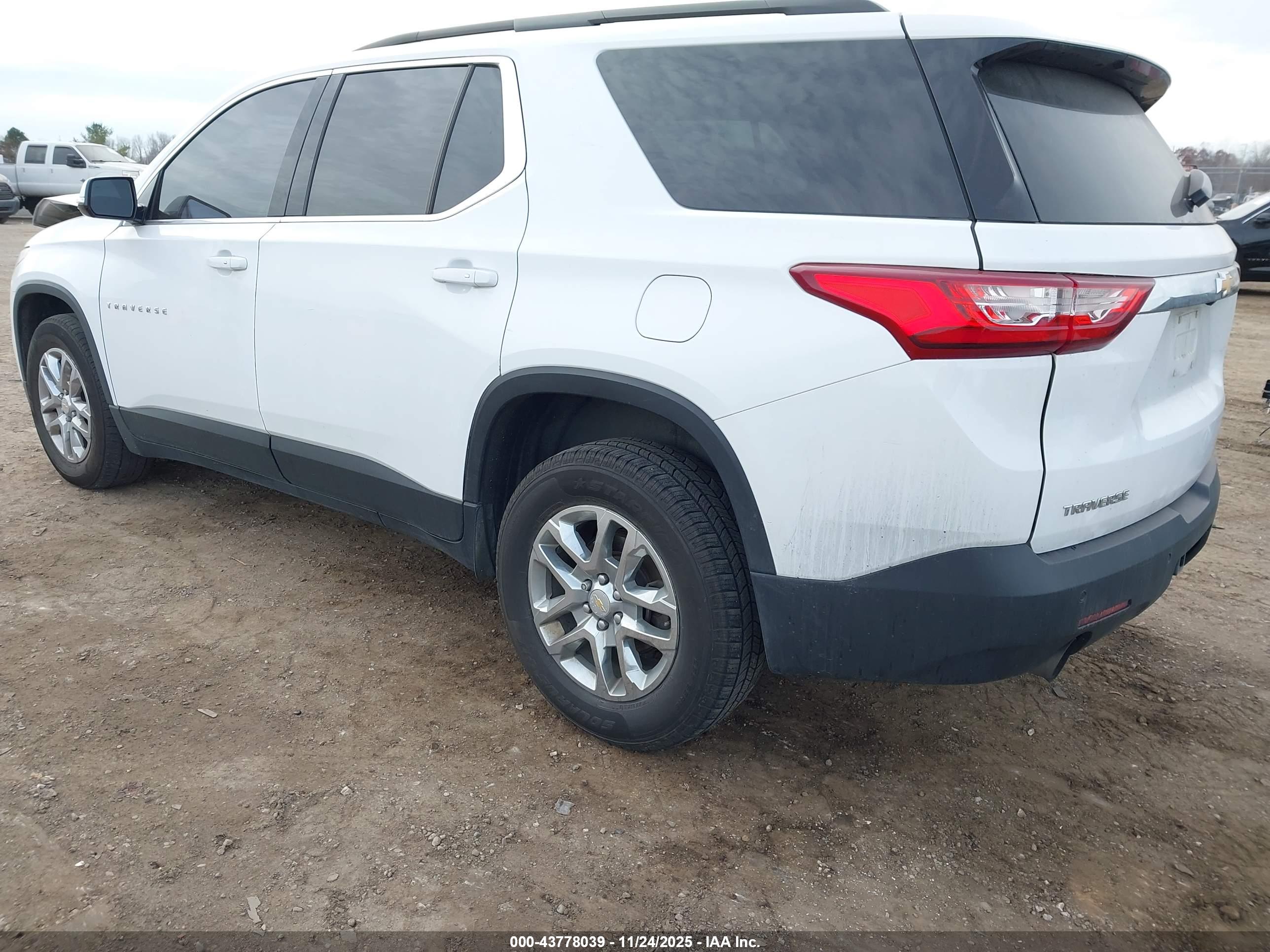 CHEVROLET TRAVERSE image 3