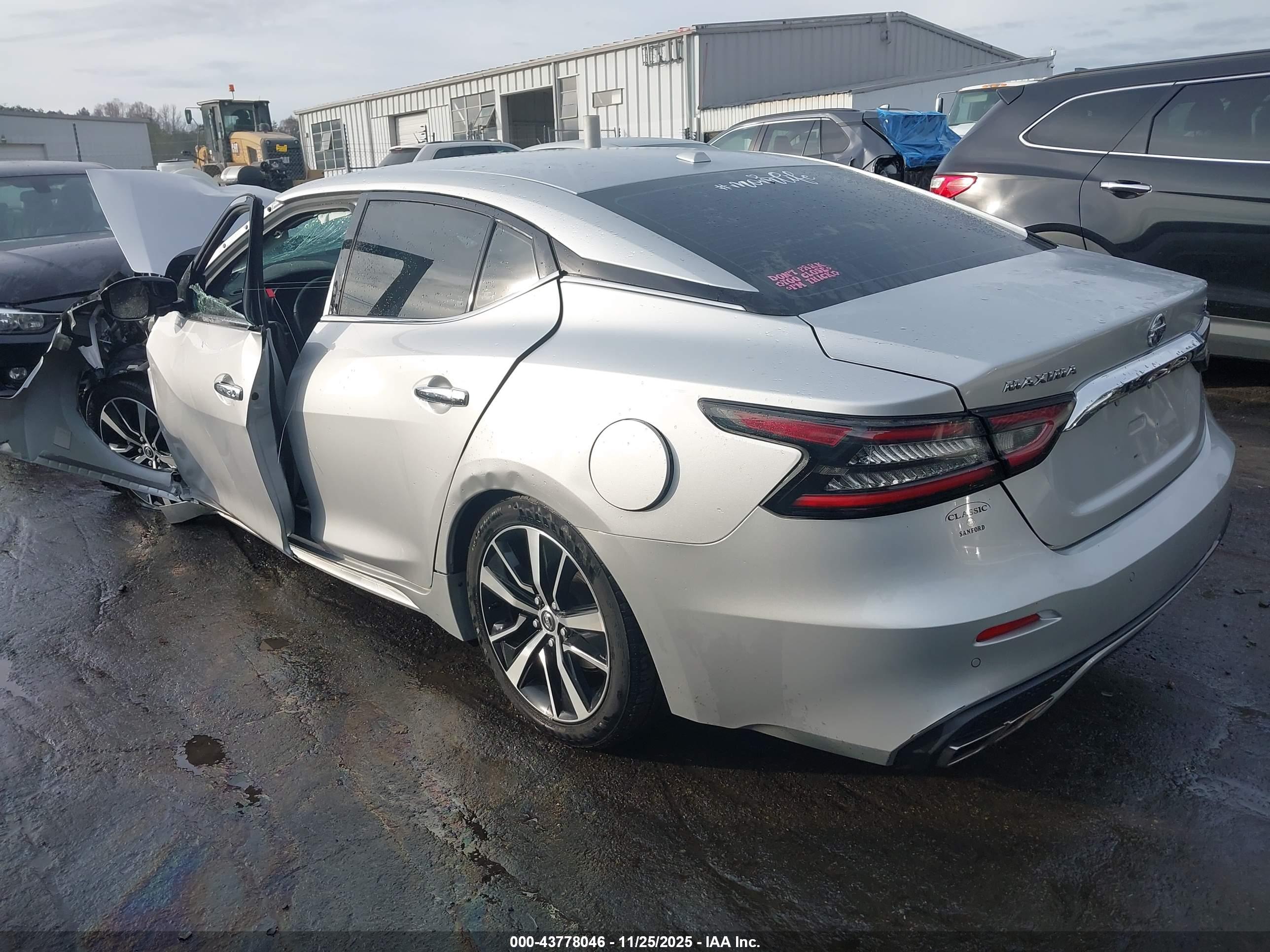 NISSAN MAXIMA image 3