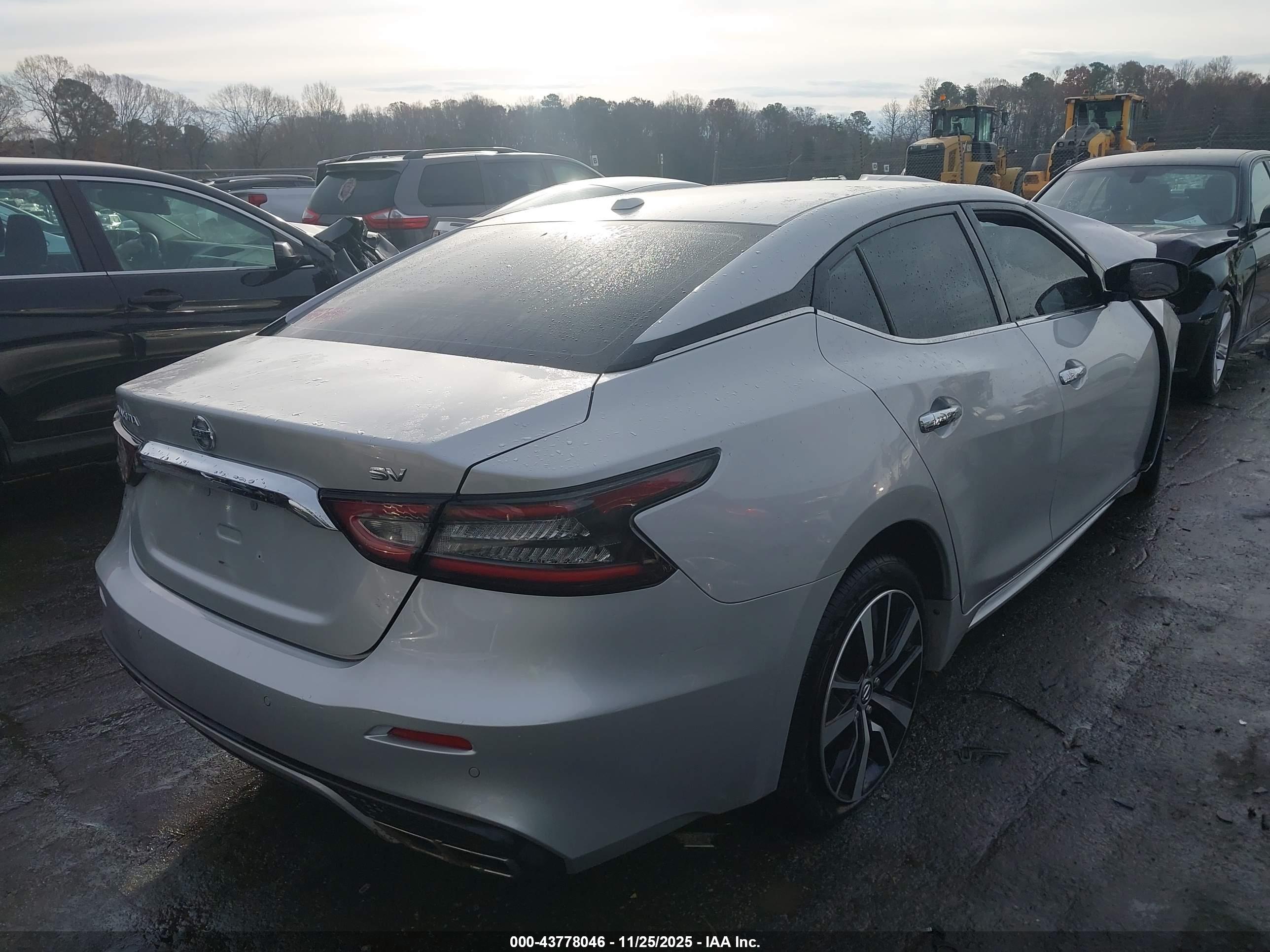 NISSAN MAXIMA image 4