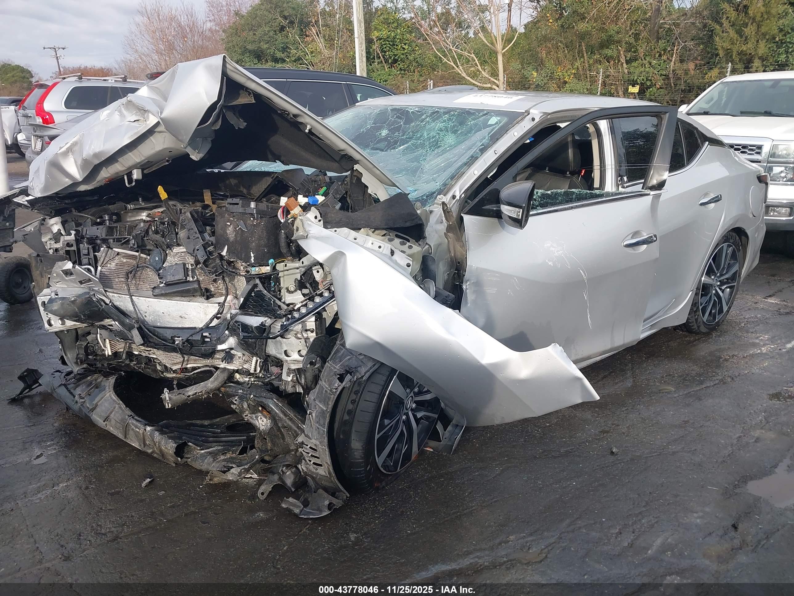 NISSAN MAXIMA image 6