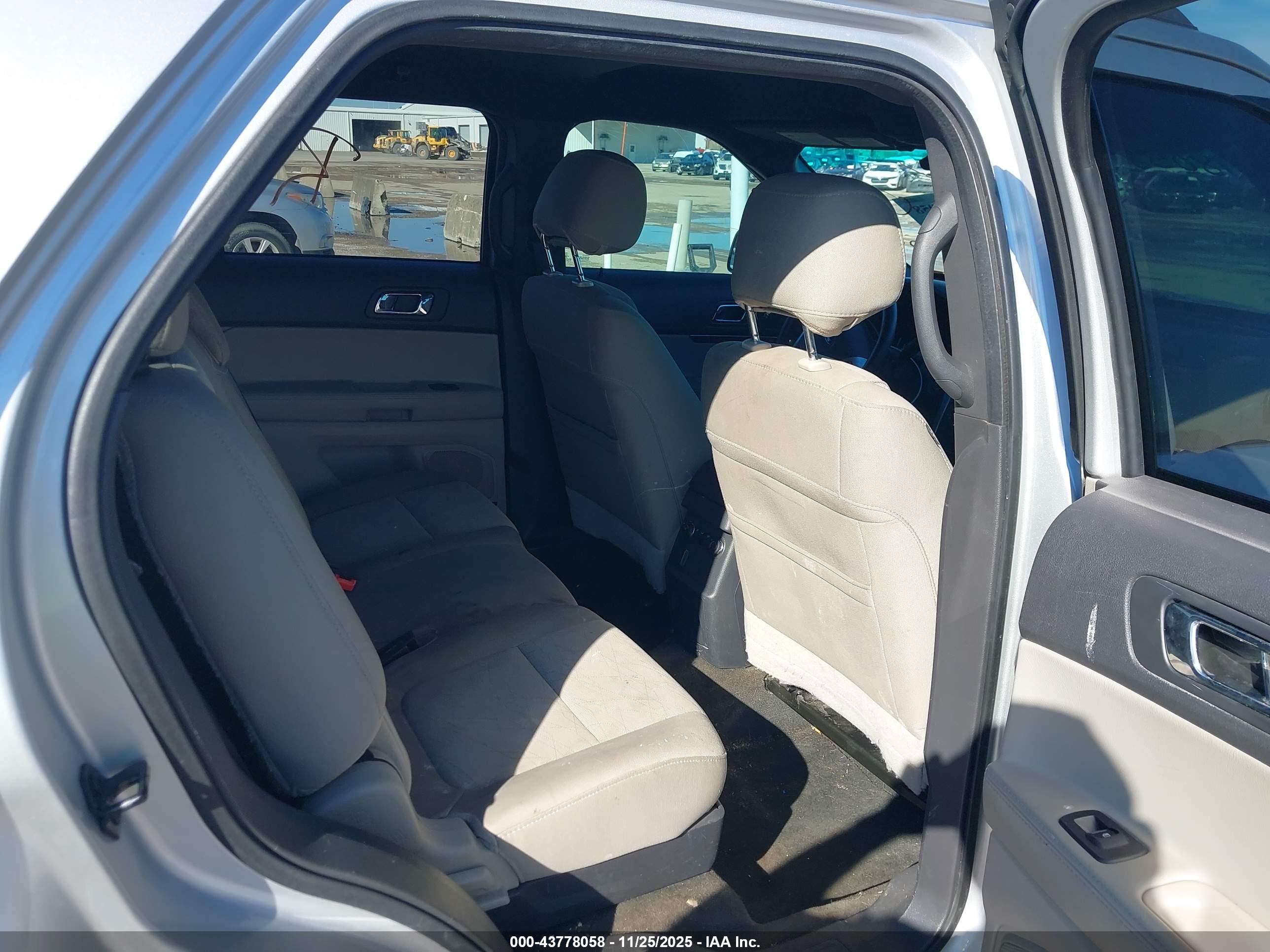 FORD EXPLORER image 8