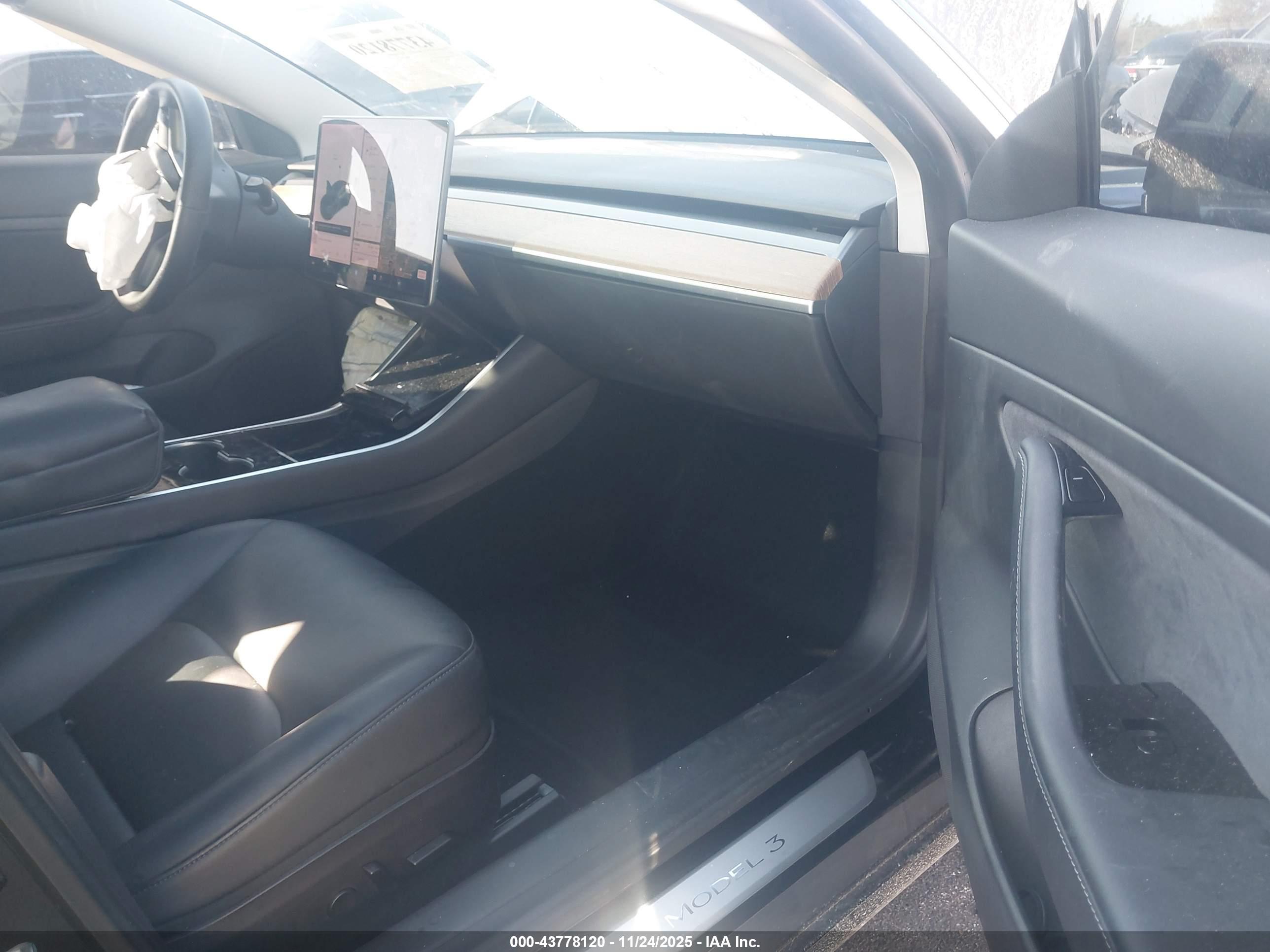 TESLA MODEL image 5