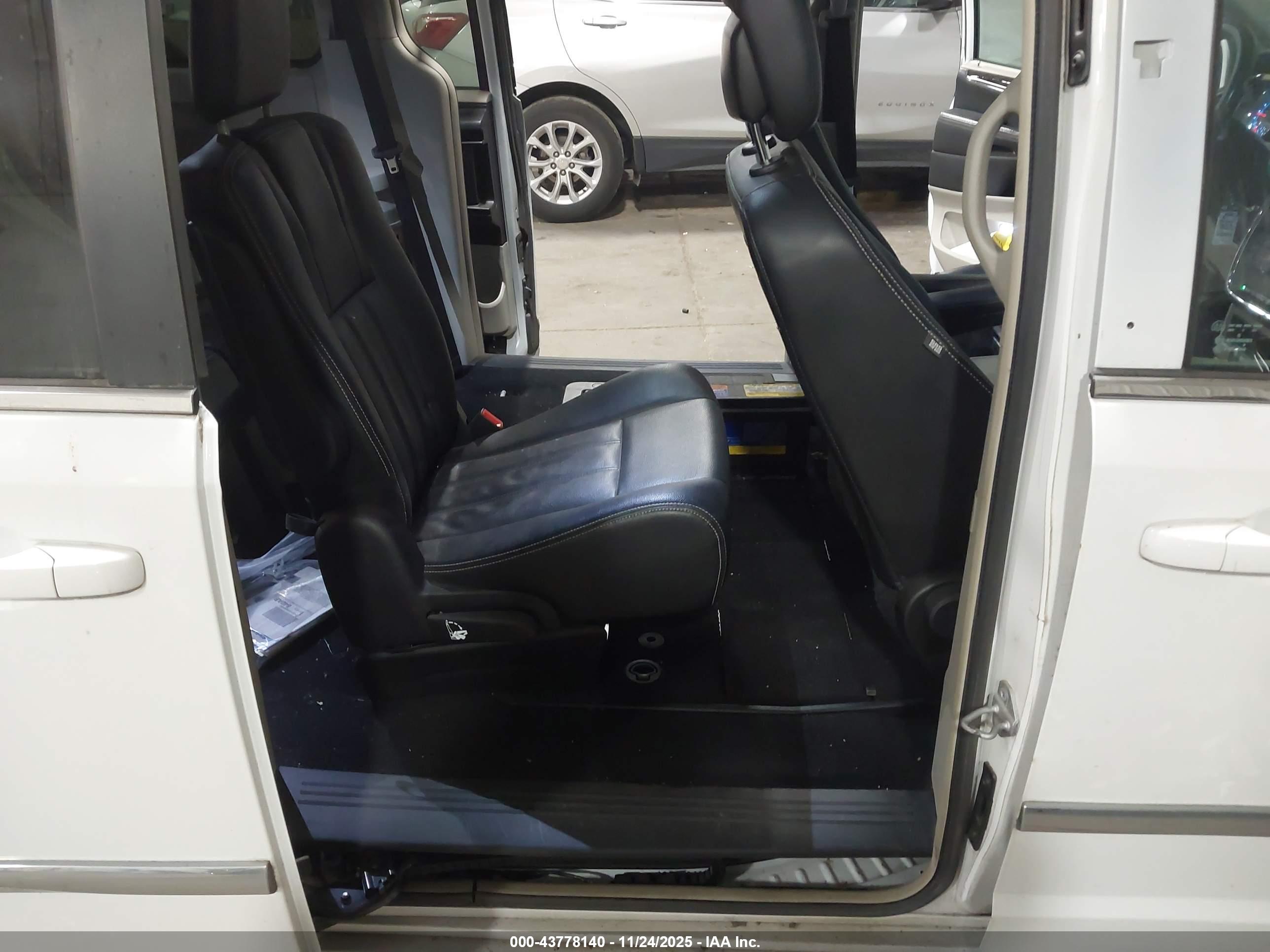 CHRYSLER TOWN image 8