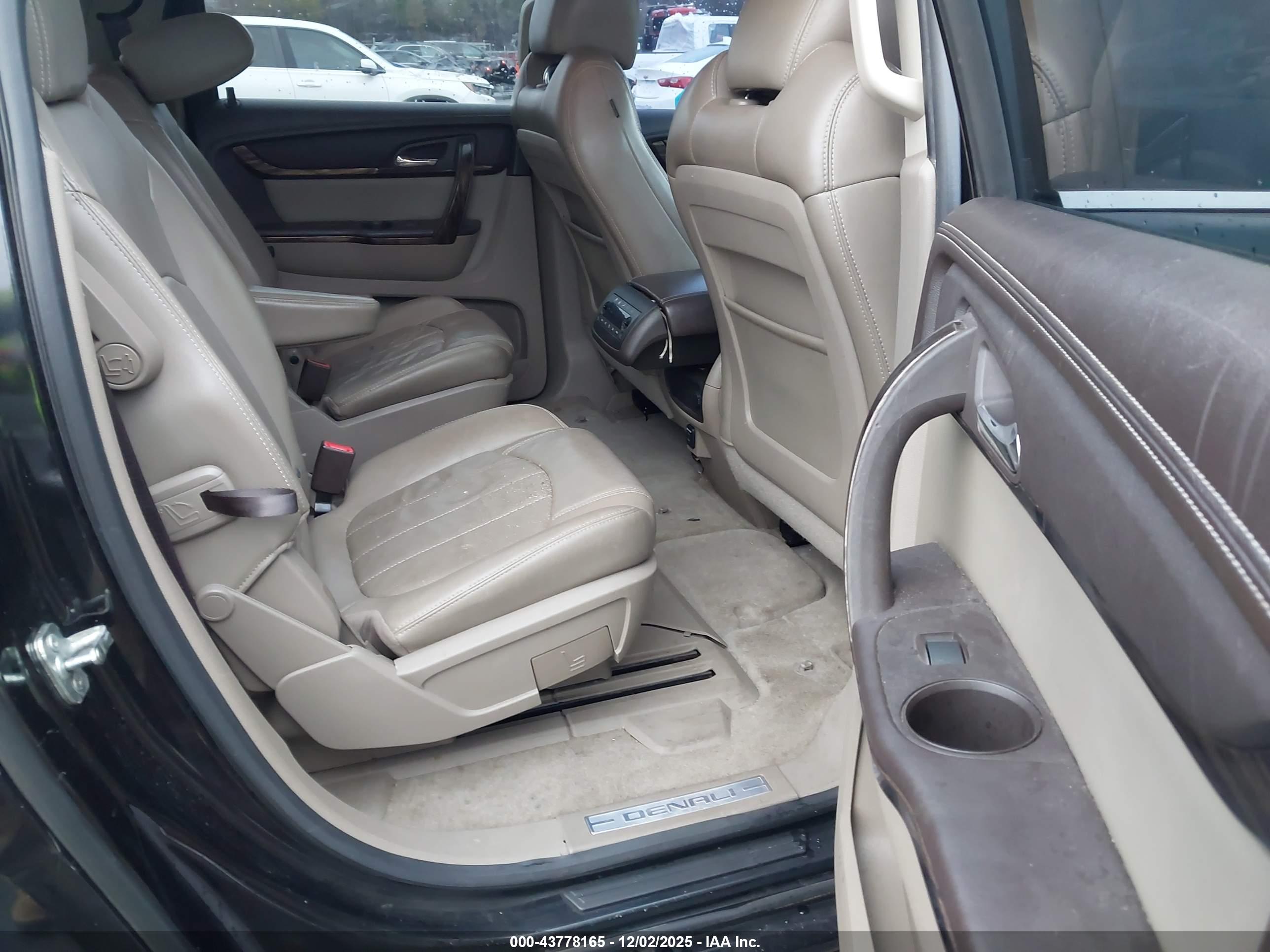 GMC ACADIA image 8