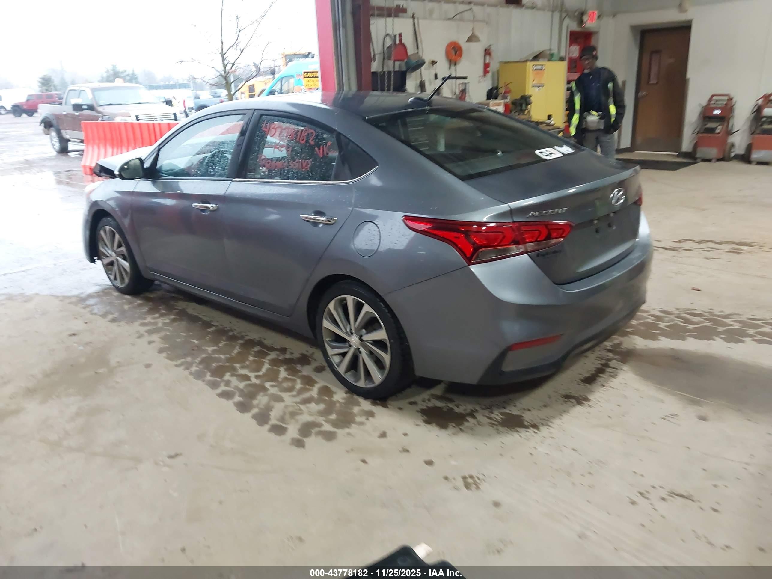 HYUNDAI ACCENT image 3