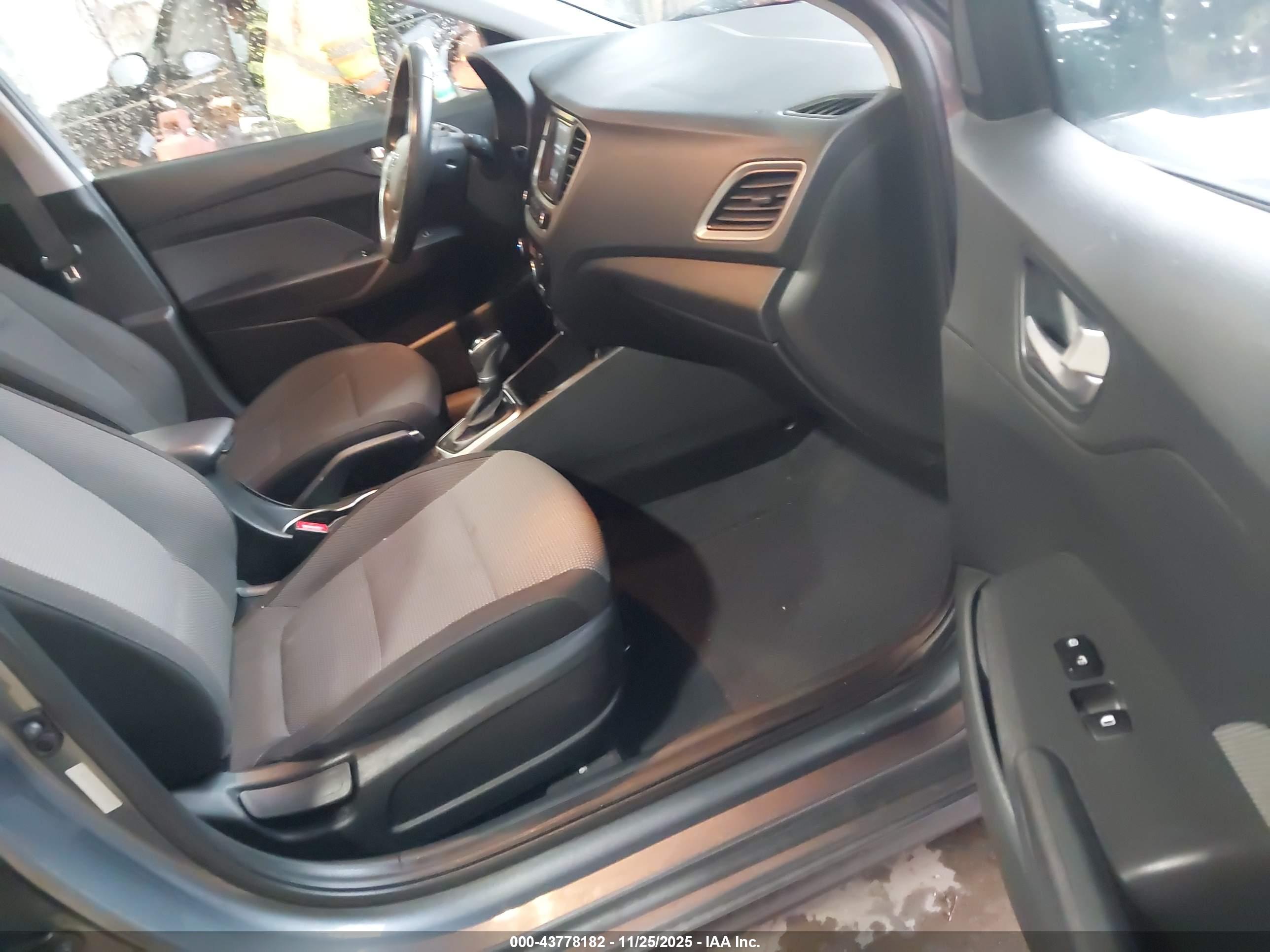 HYUNDAI ACCENT image 5