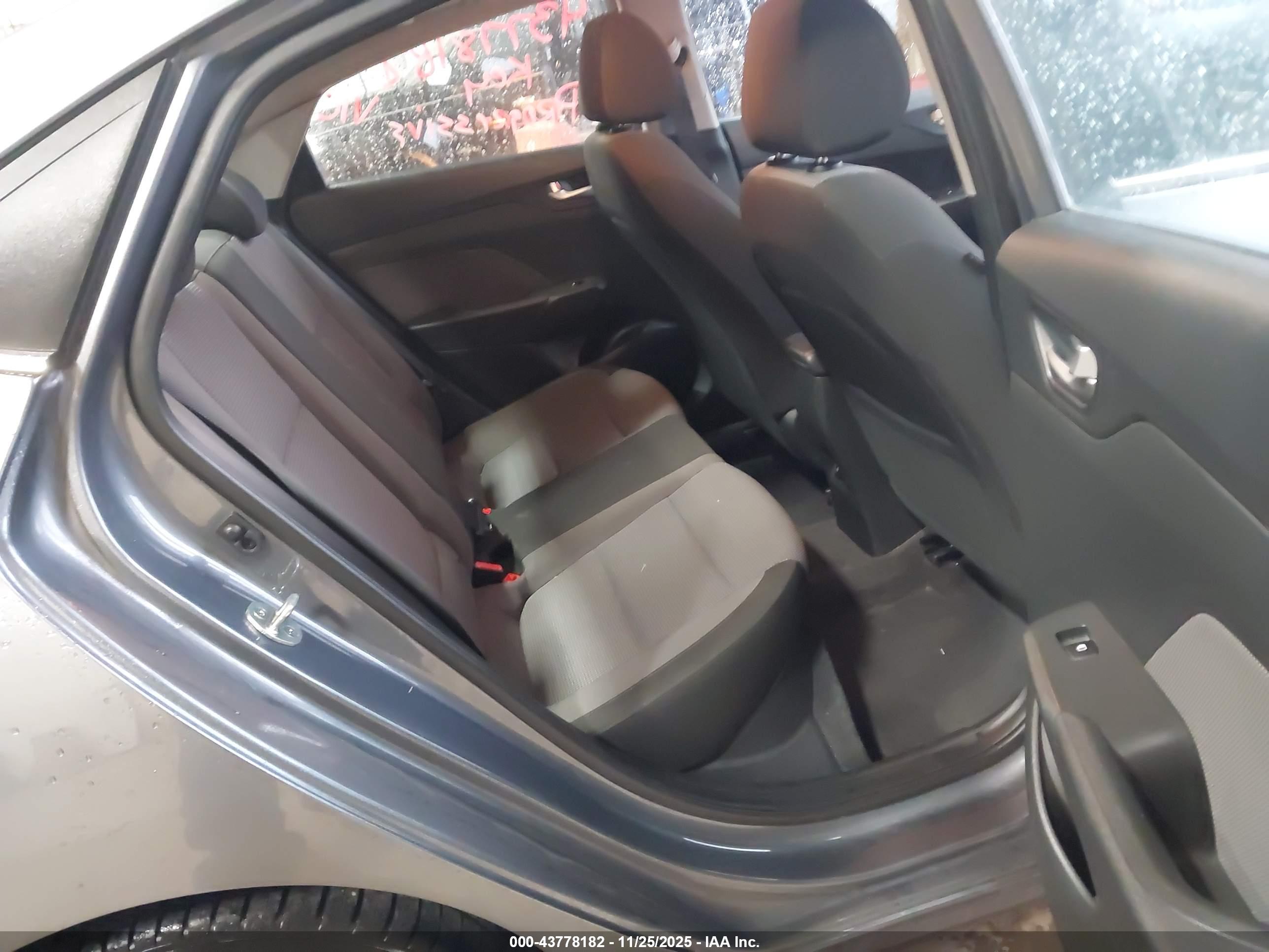 HYUNDAI ACCENT image 8
