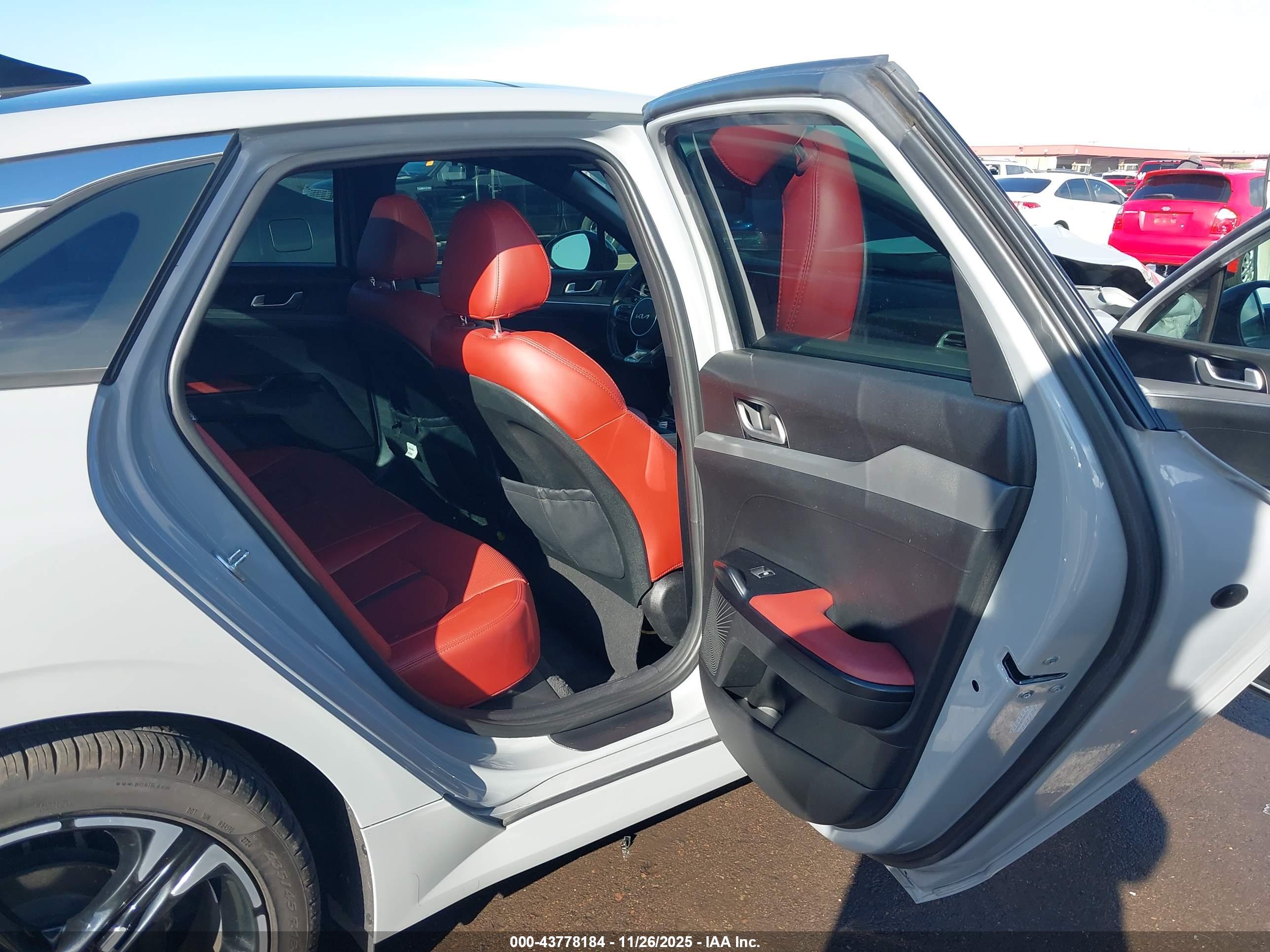 KIA K5 image 8