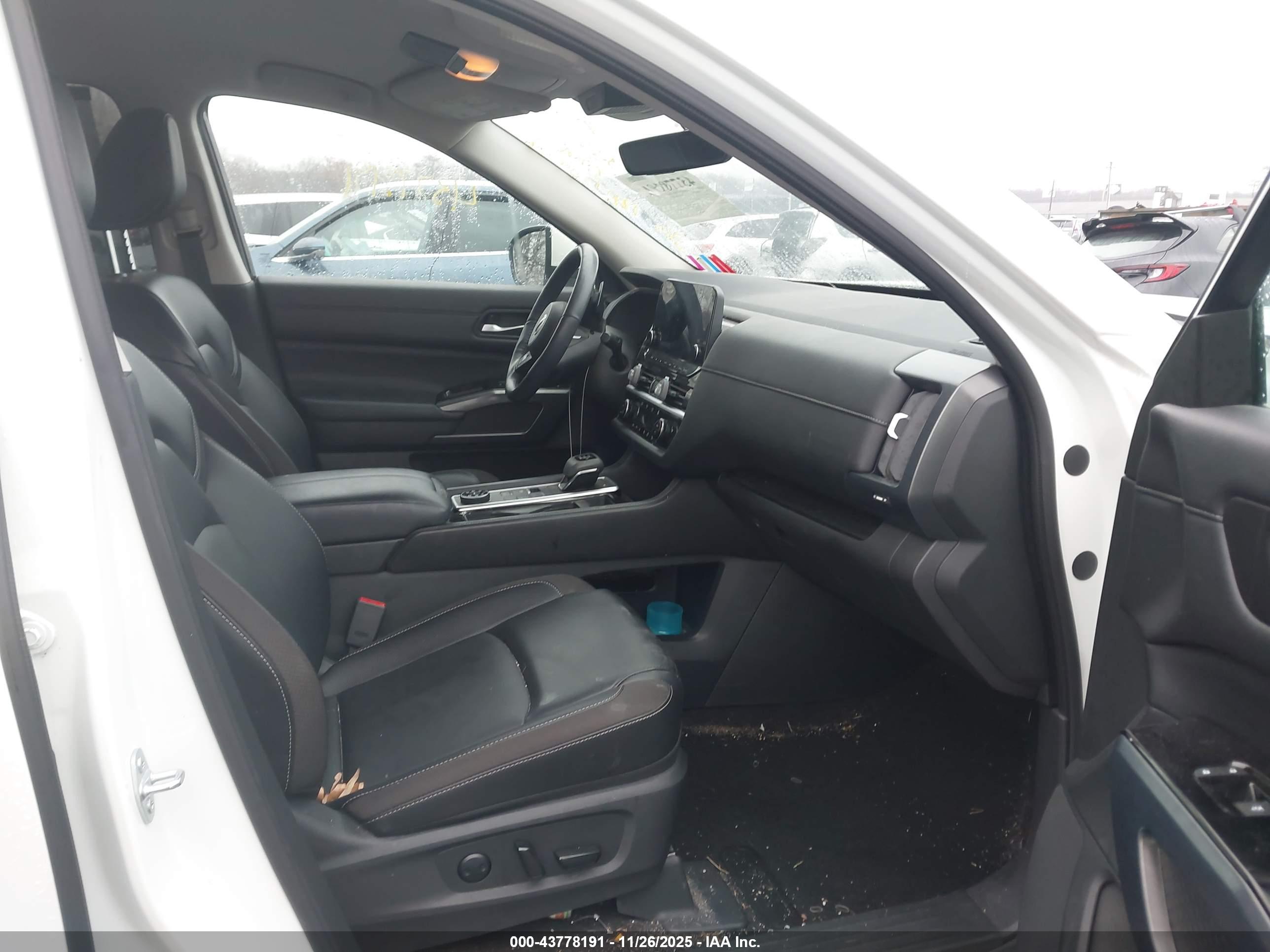NISSAN PATHFINDER image 5