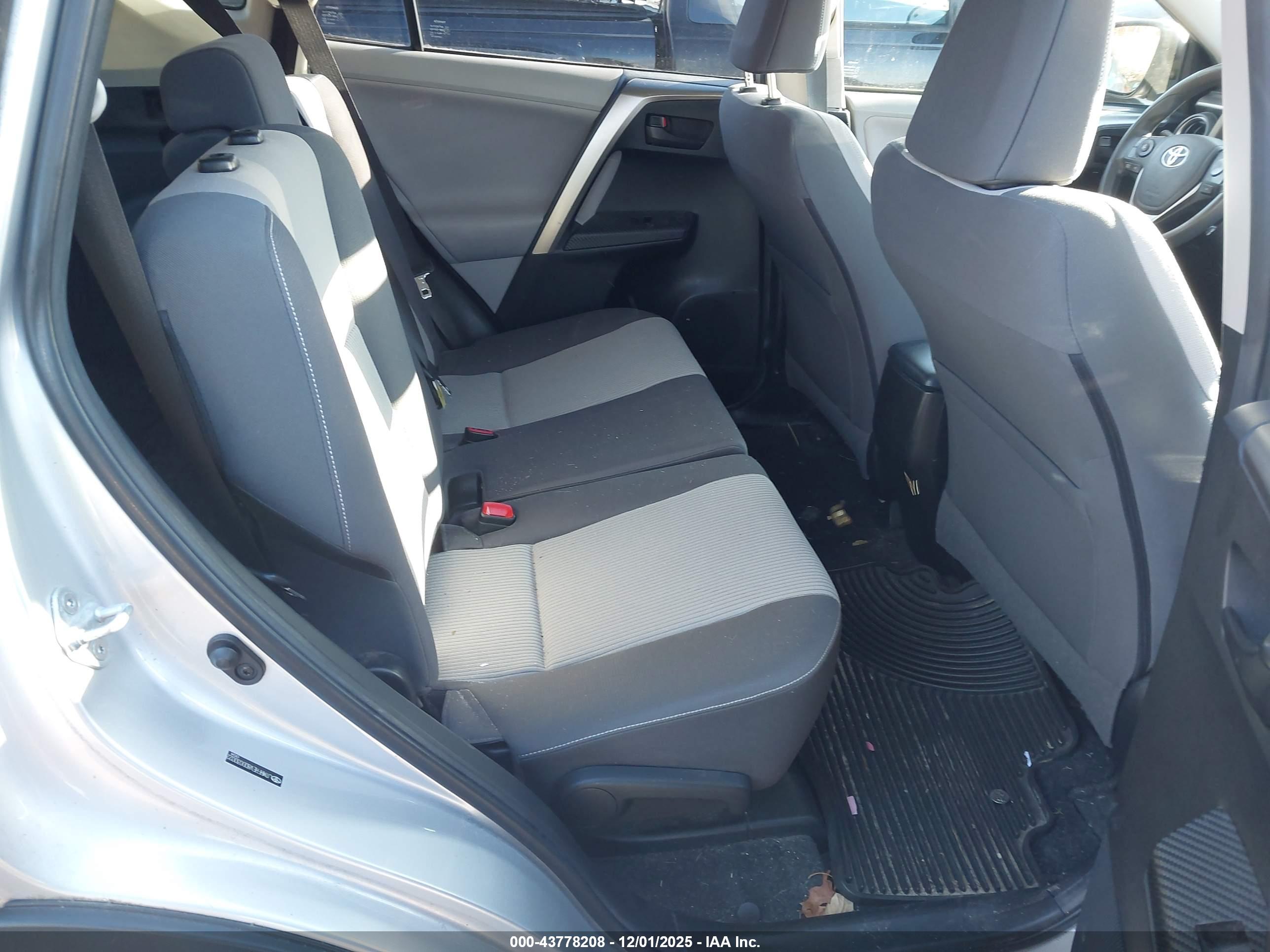 TOYOTA RAV4 image 8