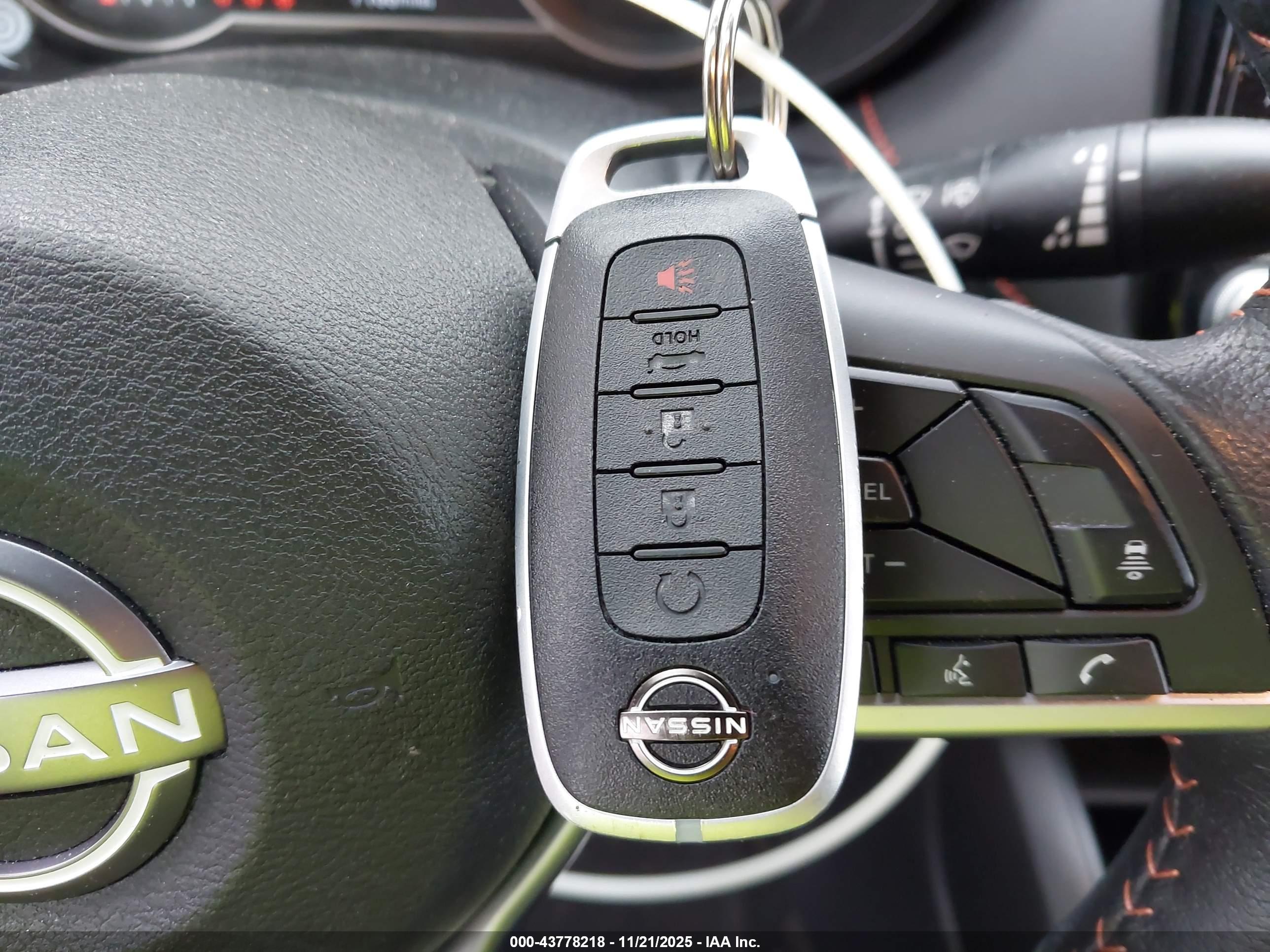 NISSAN VERSA image 11