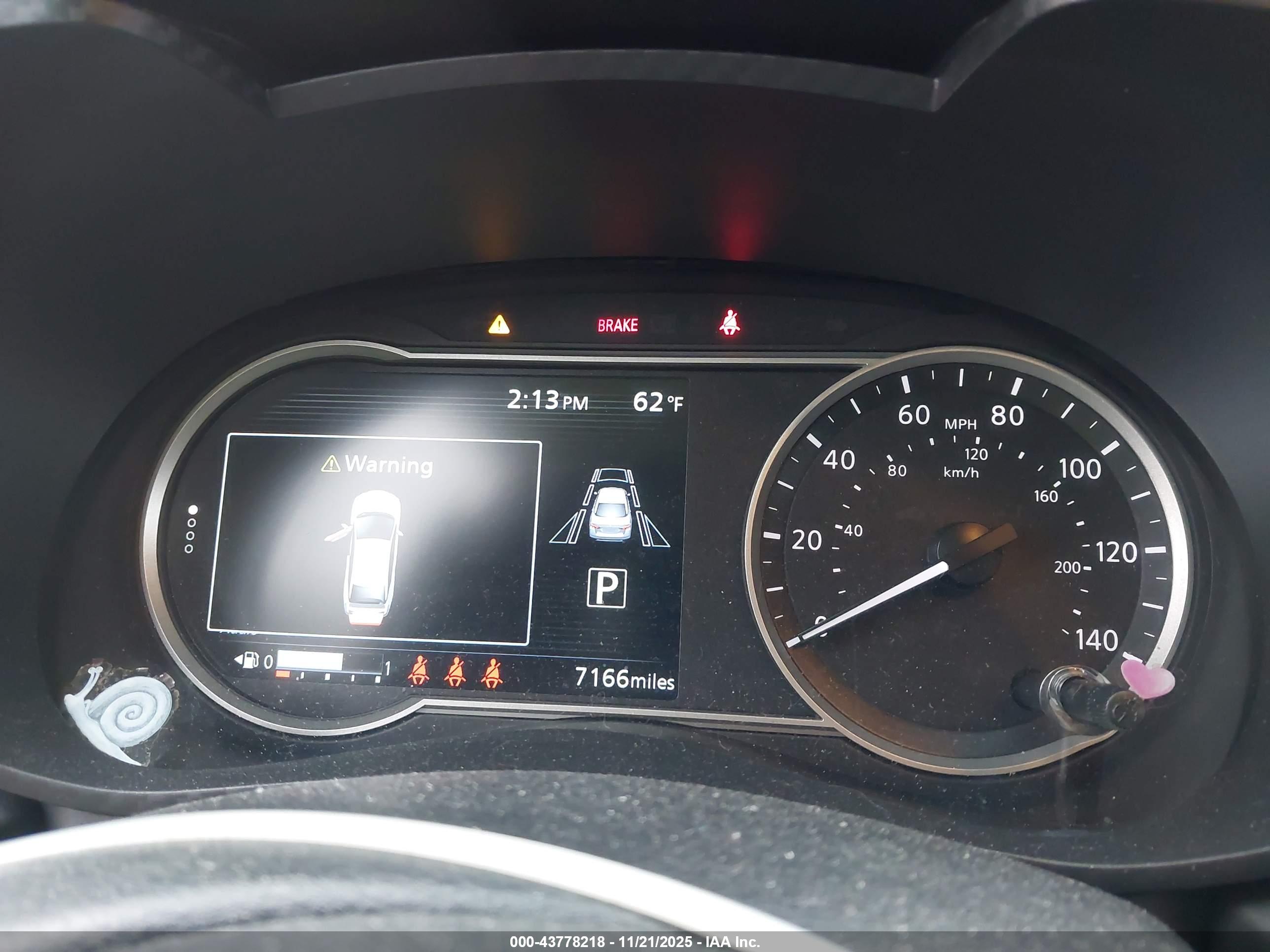 NISSAN VERSA image 7