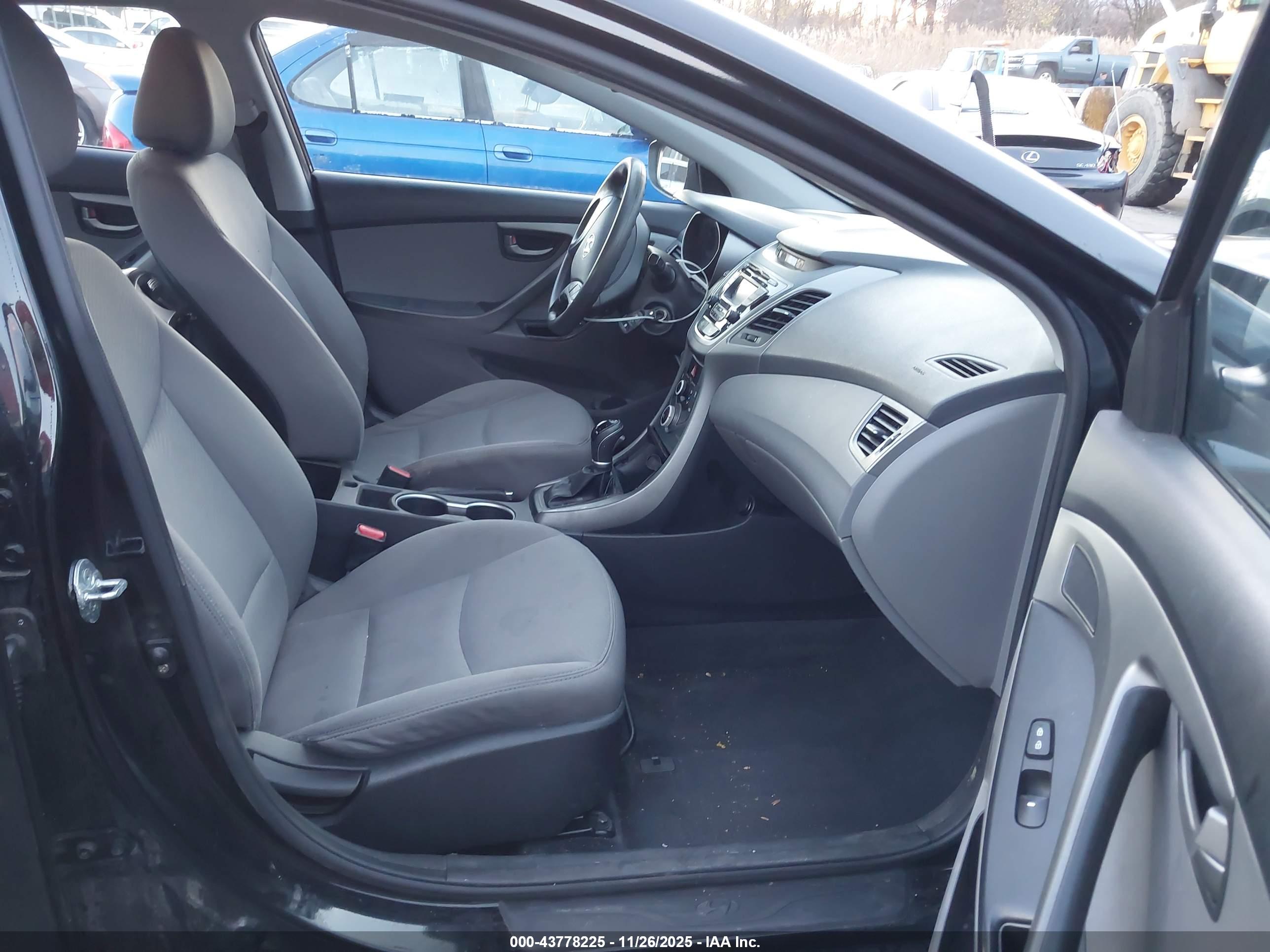 HYUNDAI ELANTRA image 5