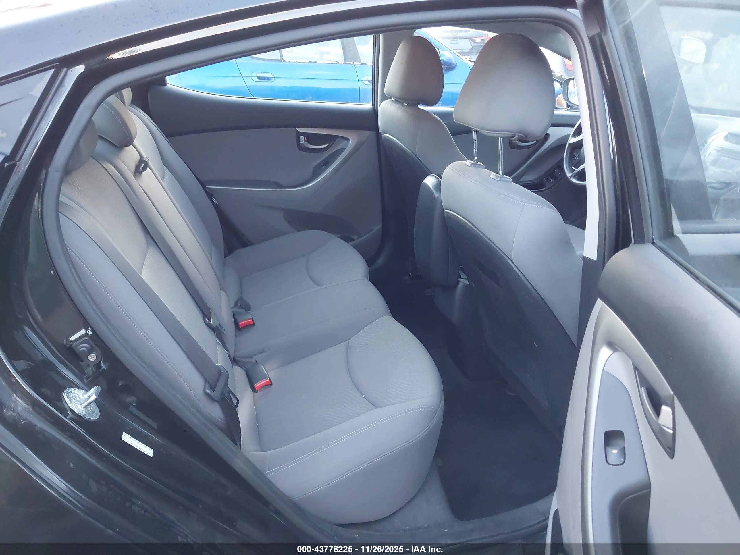 HYUNDAI ELANTRA image 8