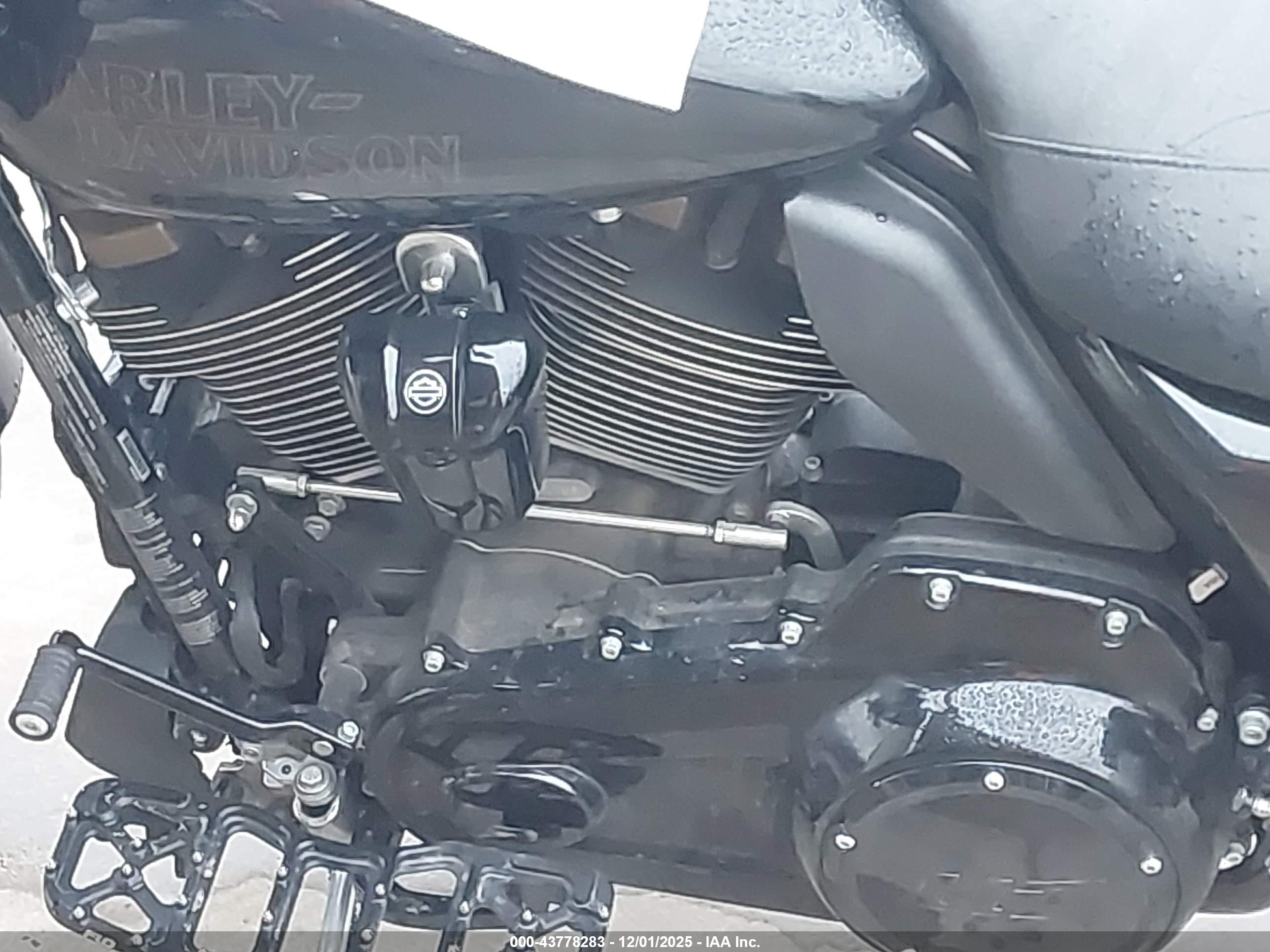 HARLEY-DAVIDSON FLTRXST image 9
