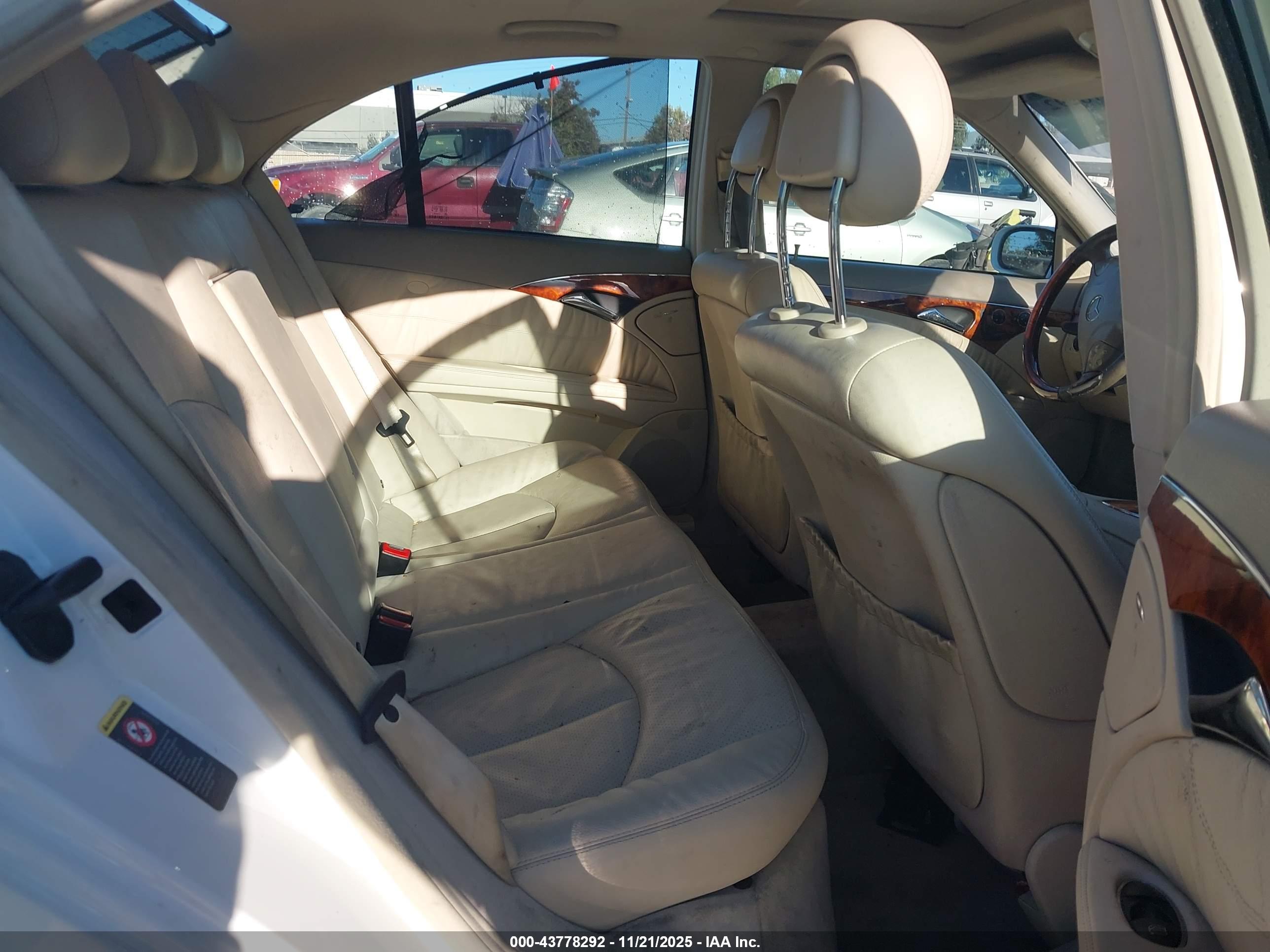 MERCEDES-BENZ E image 8