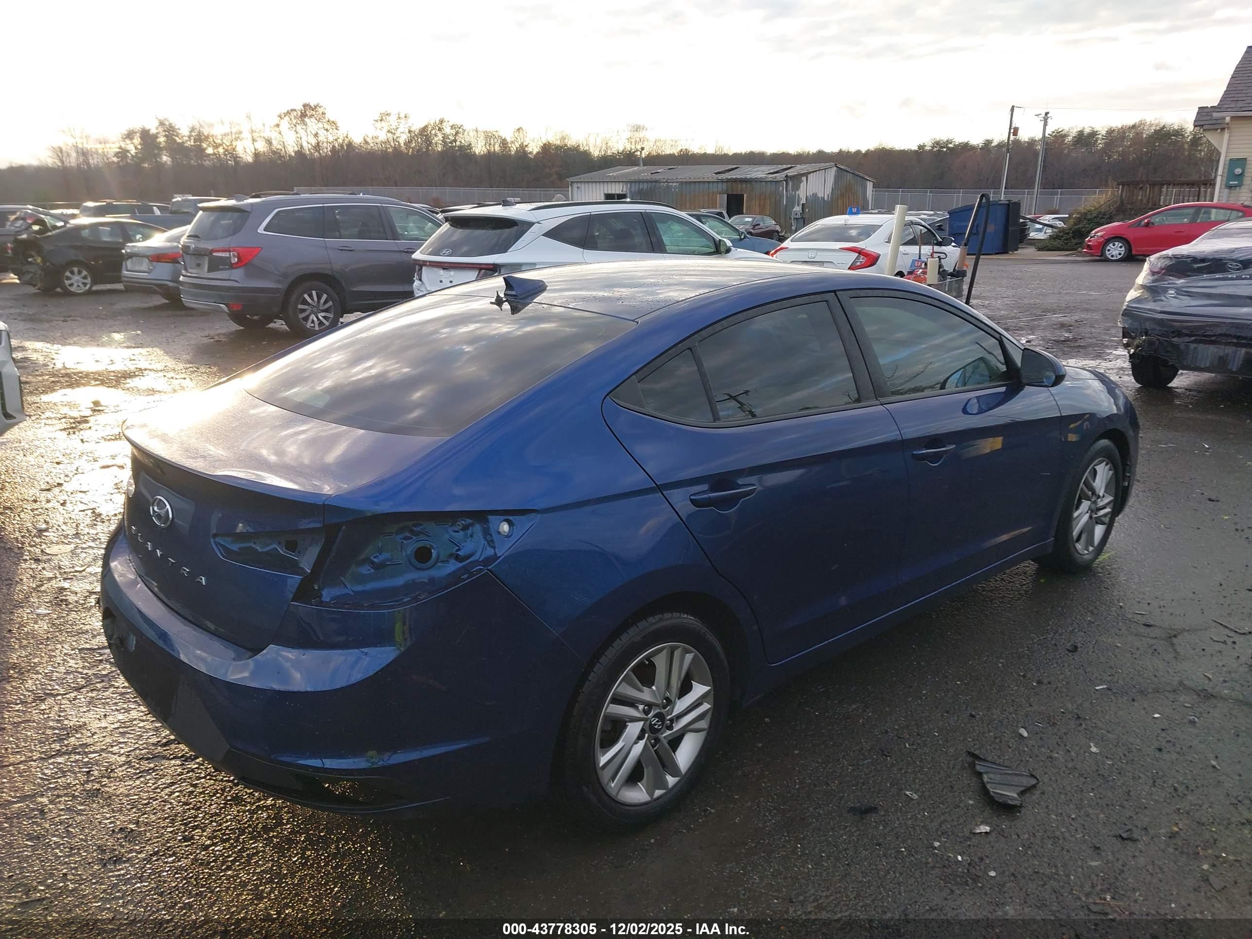 HYUNDAI ELANTRA image 4