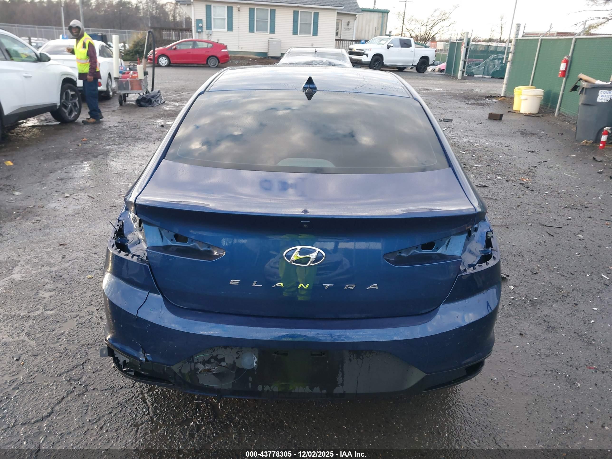 HYUNDAI ELANTRA image 6