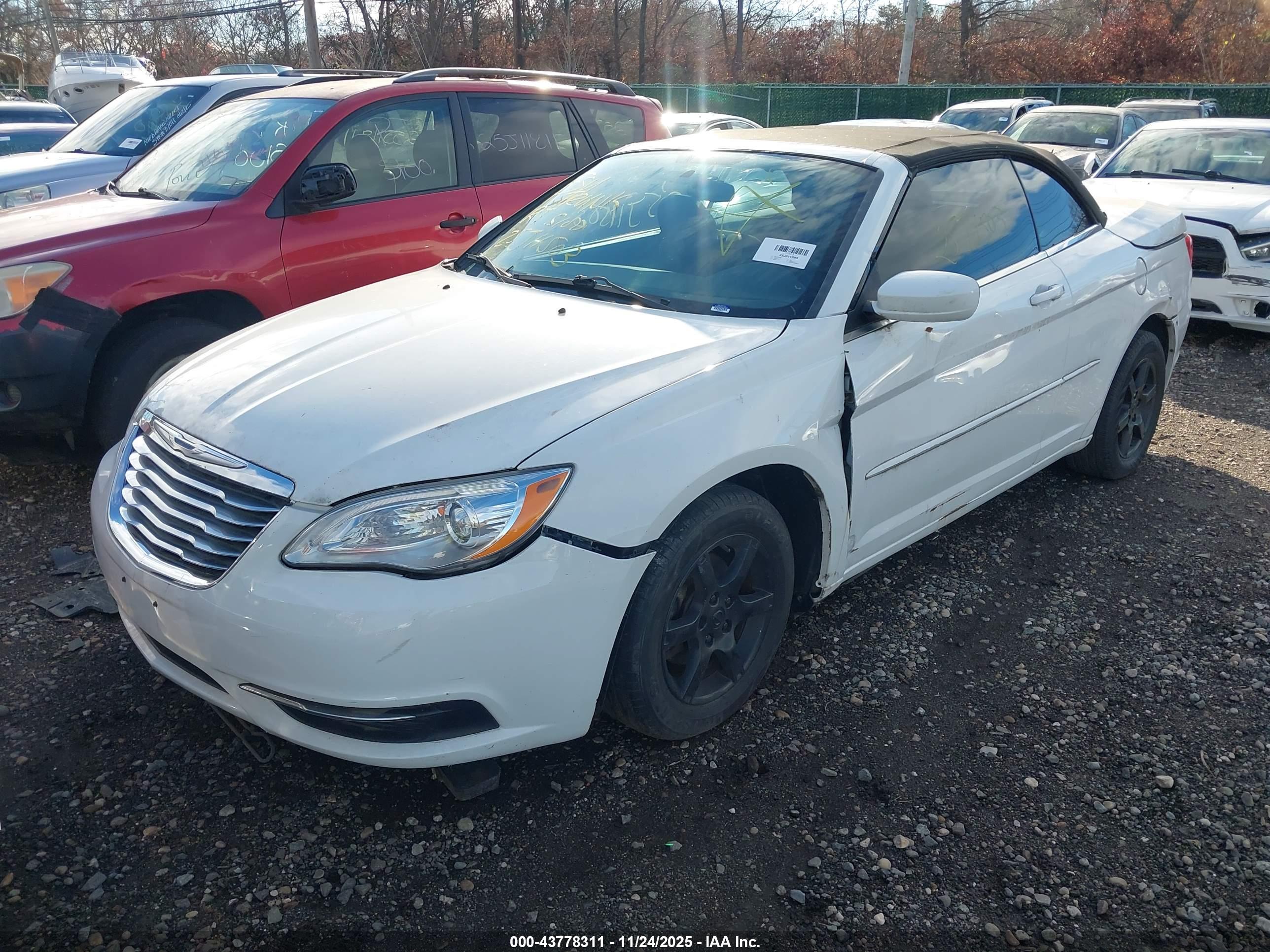 CHRYSLER 200 image 2