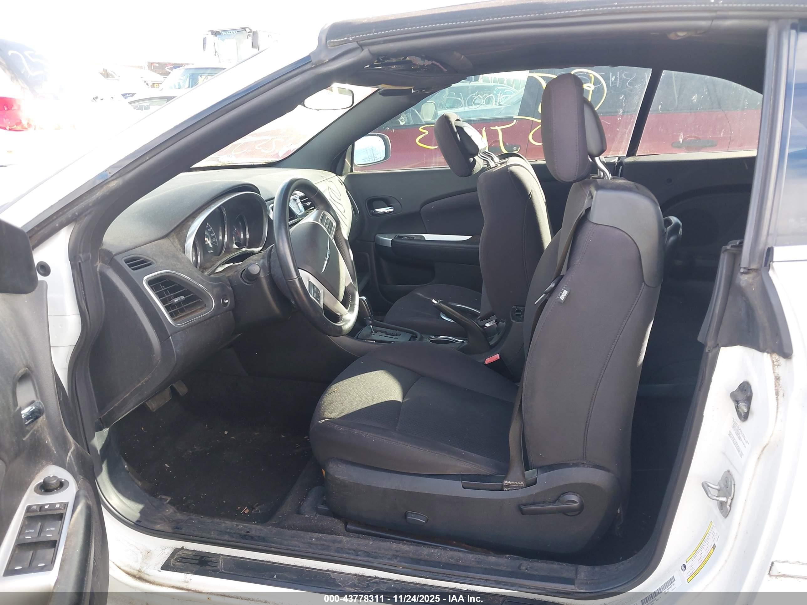 CHRYSLER 200 image 5