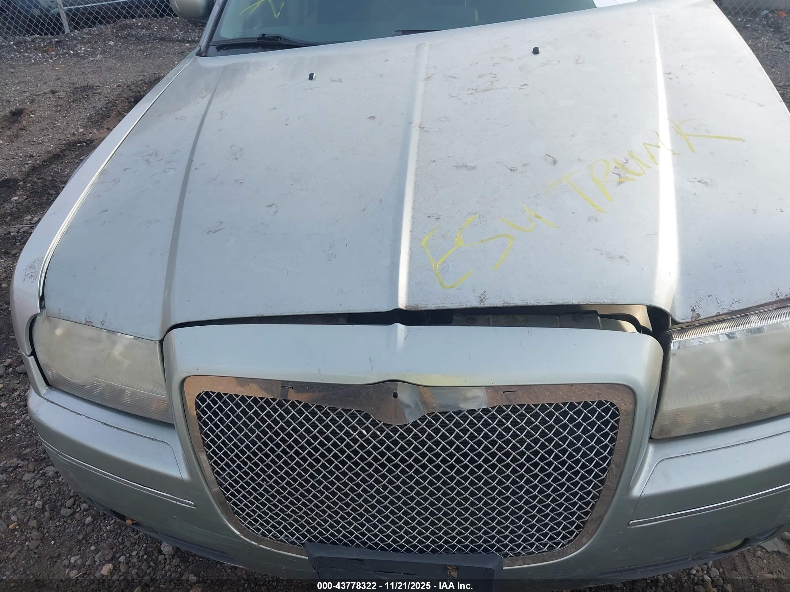 CHRYSLER 300 image 10