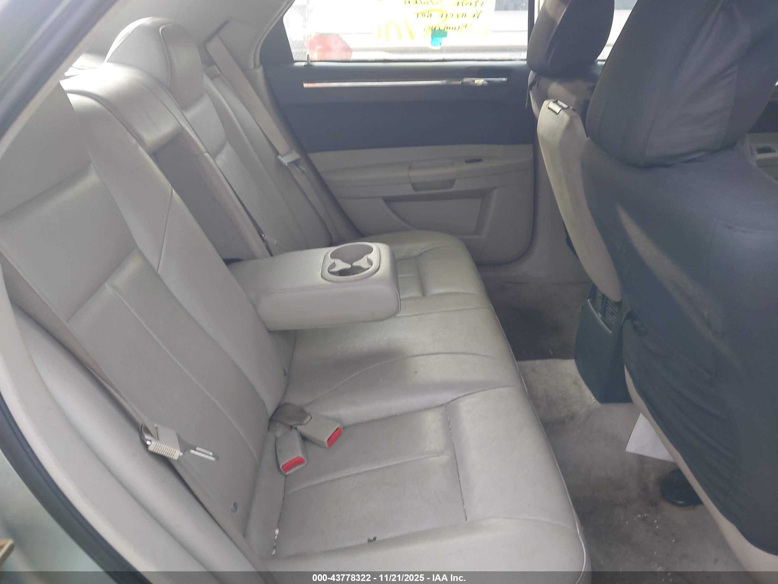 CHRYSLER 300 image 8