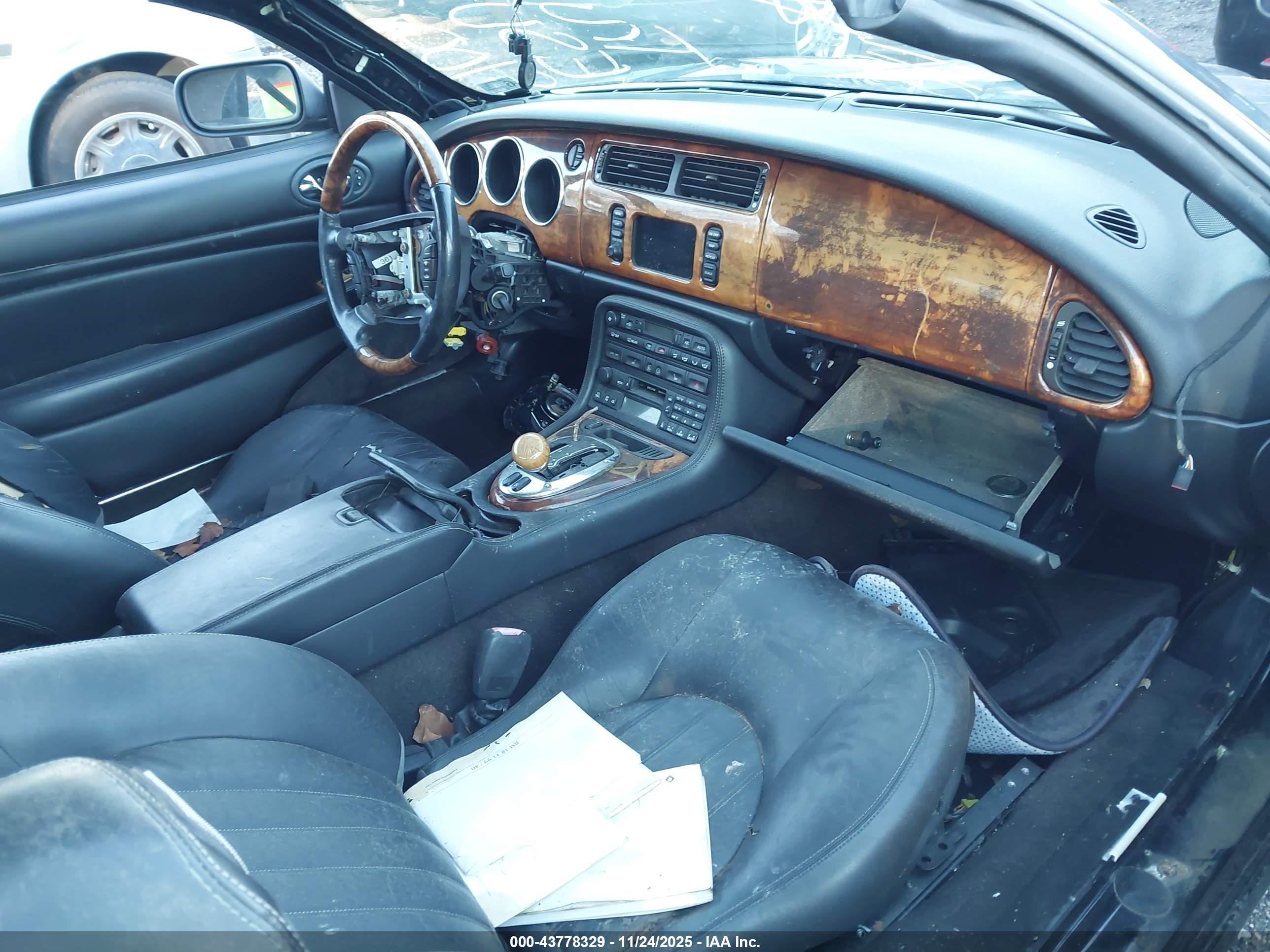 JAGUAR XK8 image 5