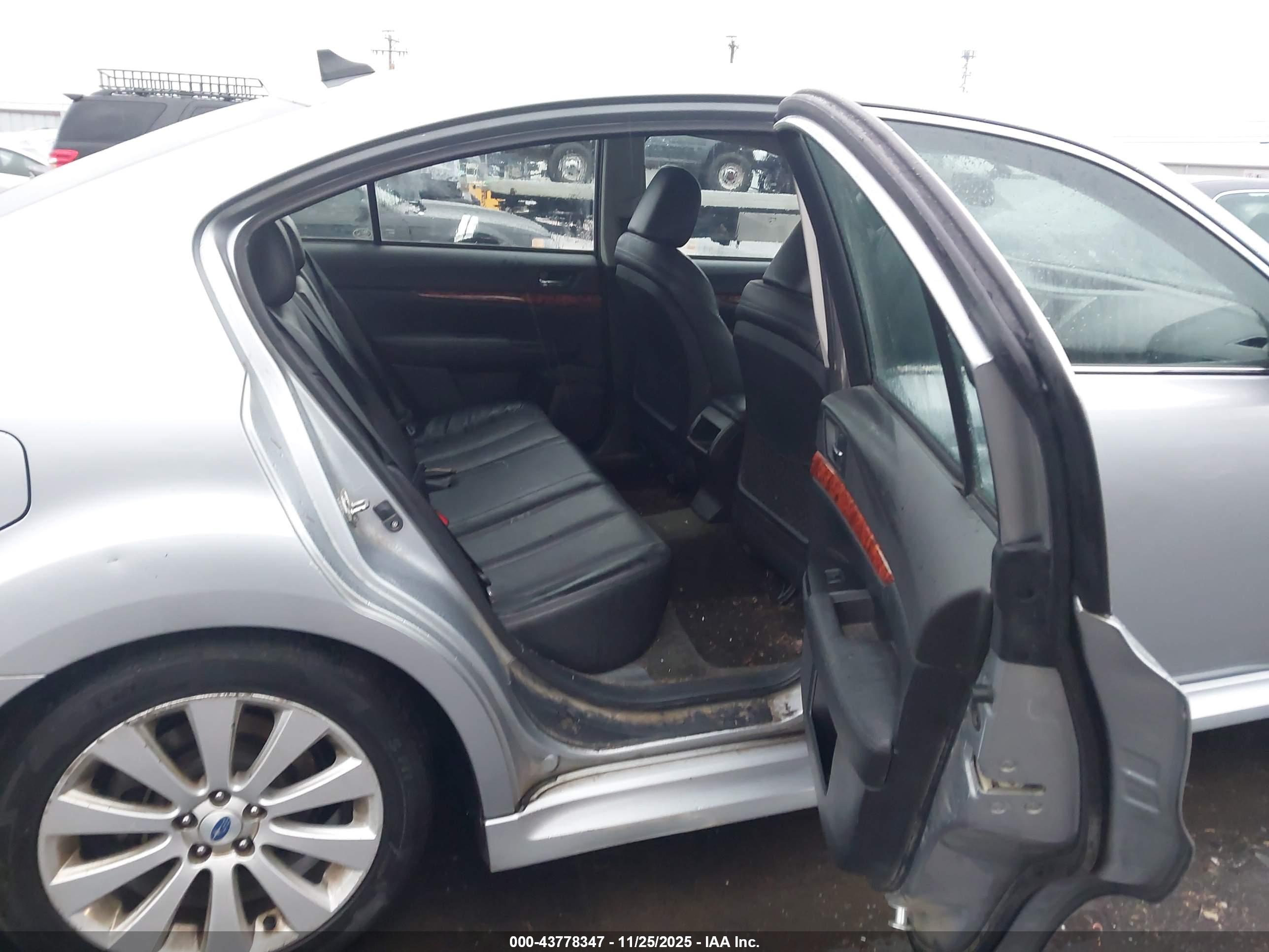 SUBARU LEGACY image 8