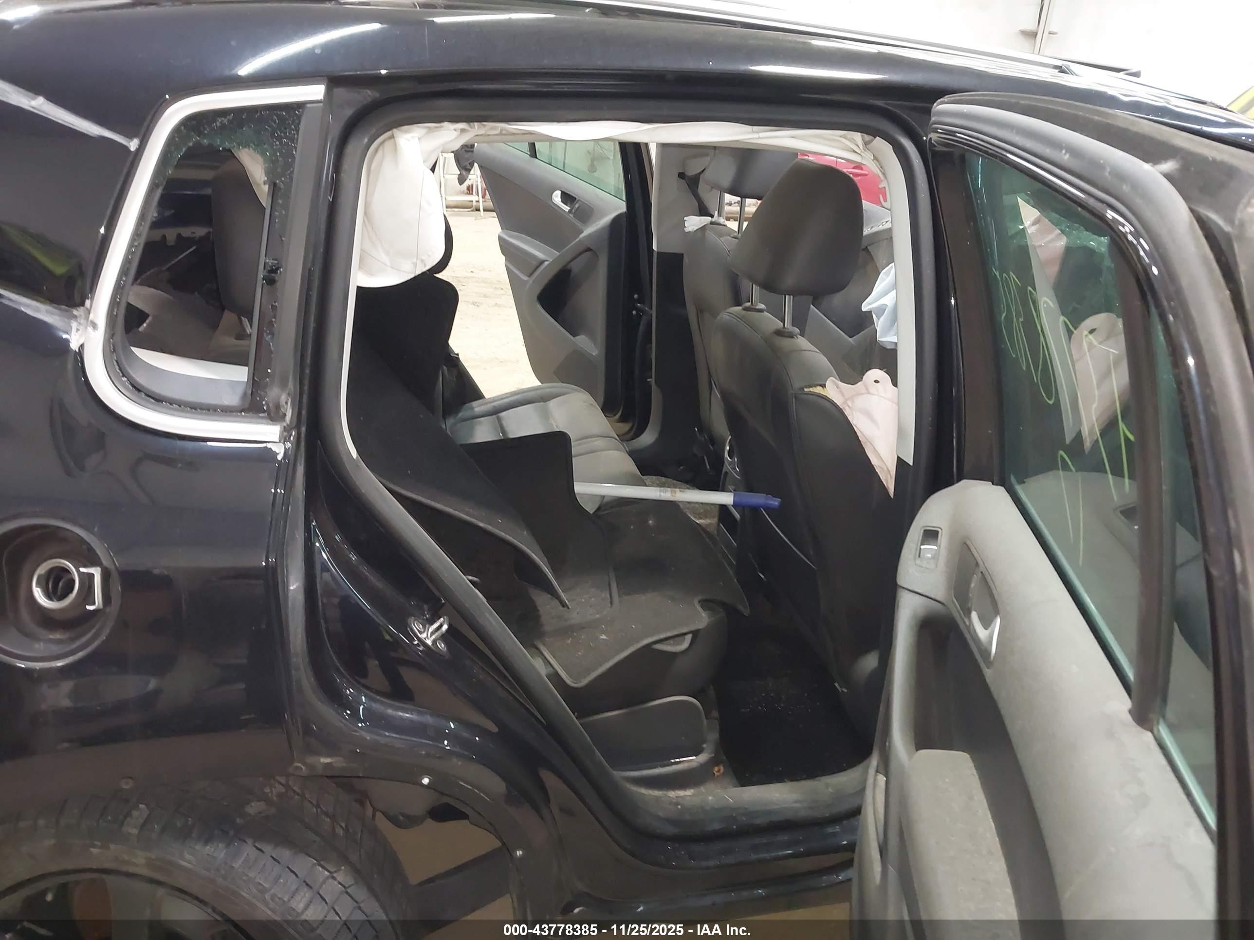 VOLKSWAGEN TIGUAN image 8