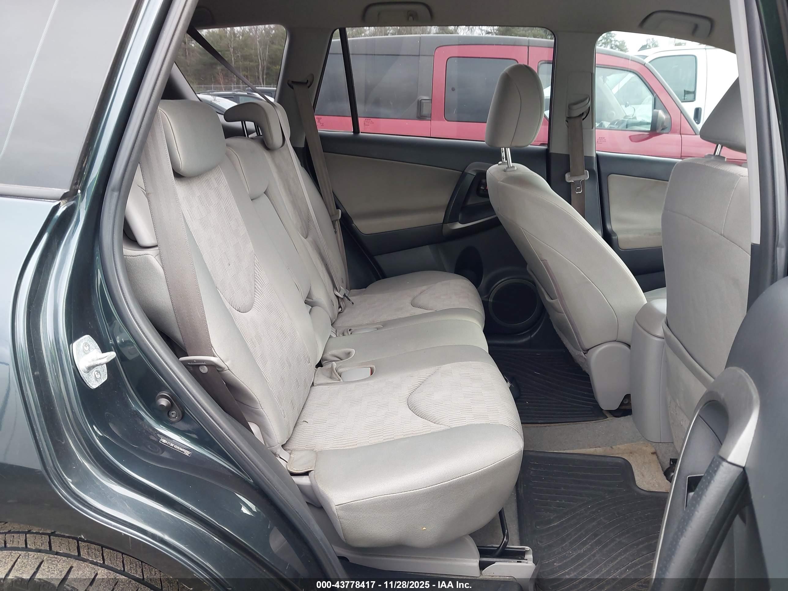 TOYOTA RAV4 image 8
