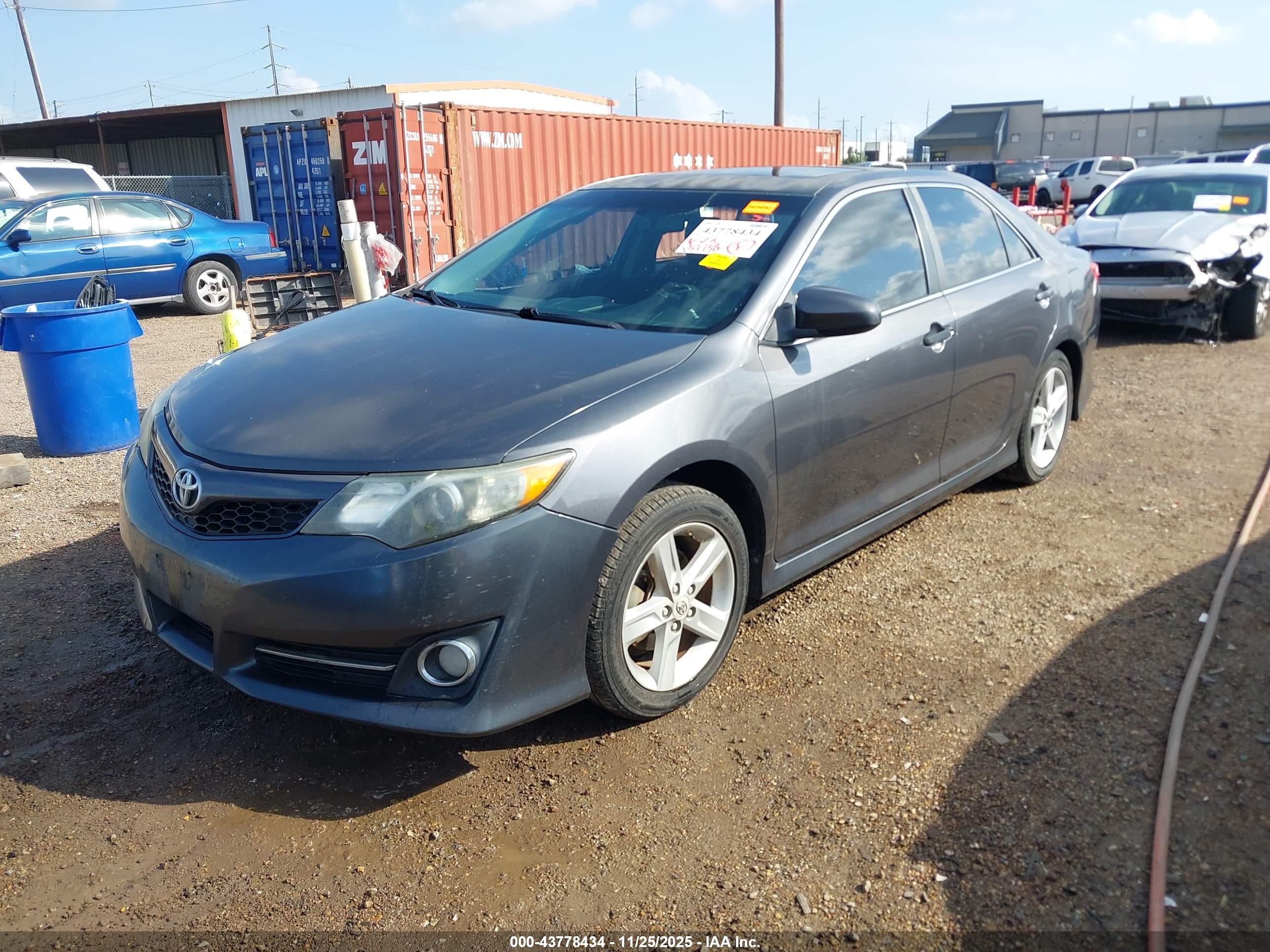 TOYOTA CAMRY image 2