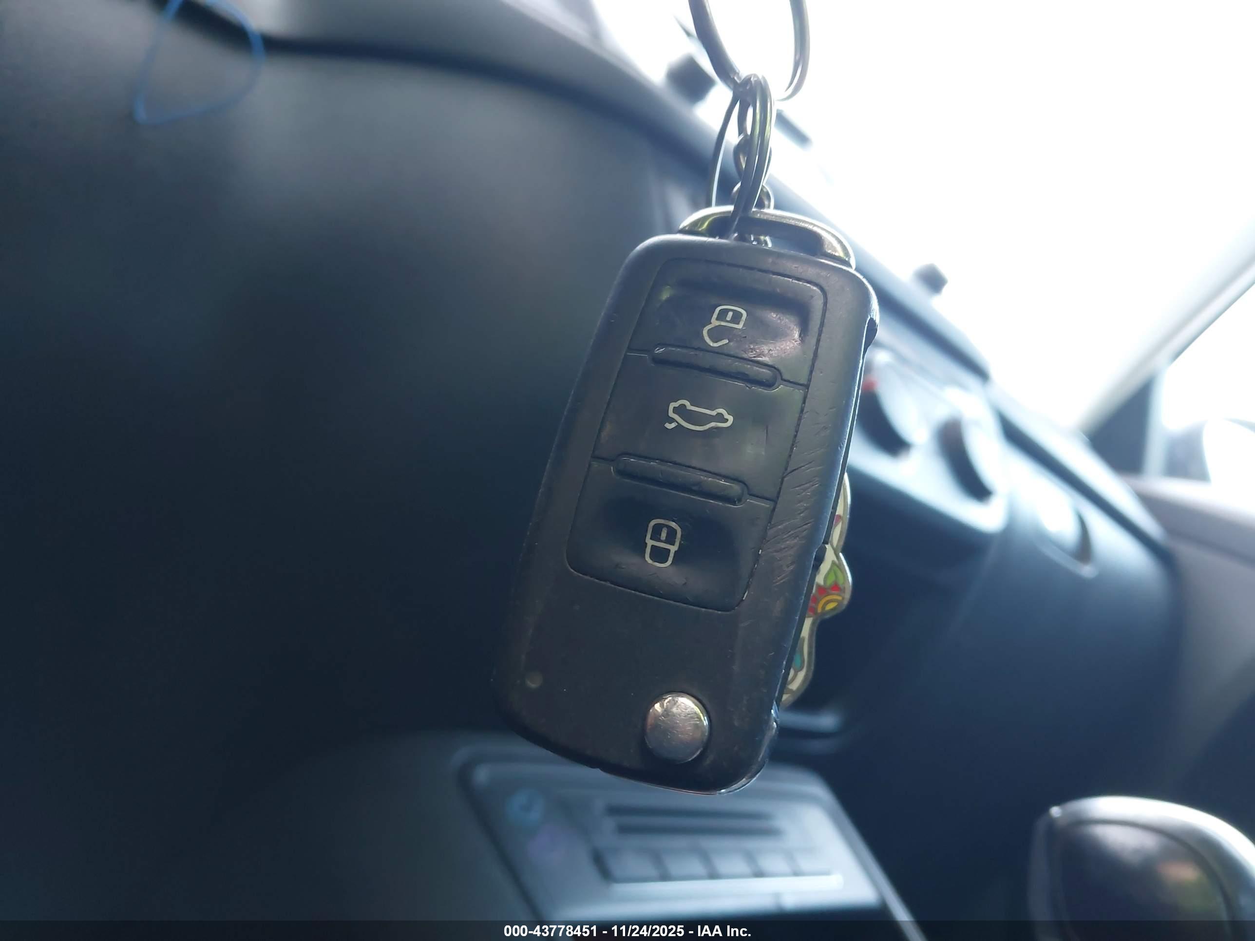 VOLKSWAGEN TIGUAN image 11