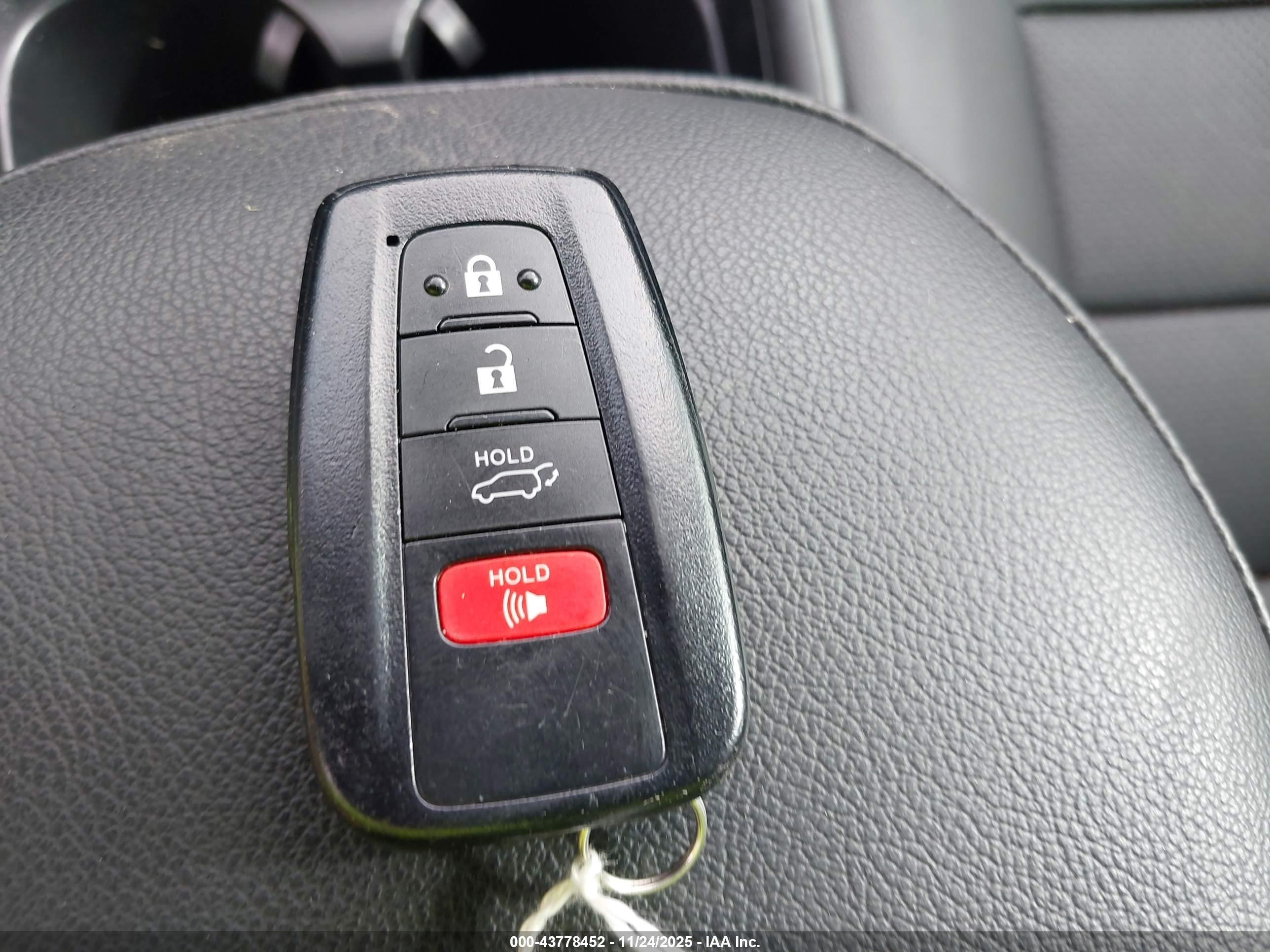 TOYOTA RAV4 image 11