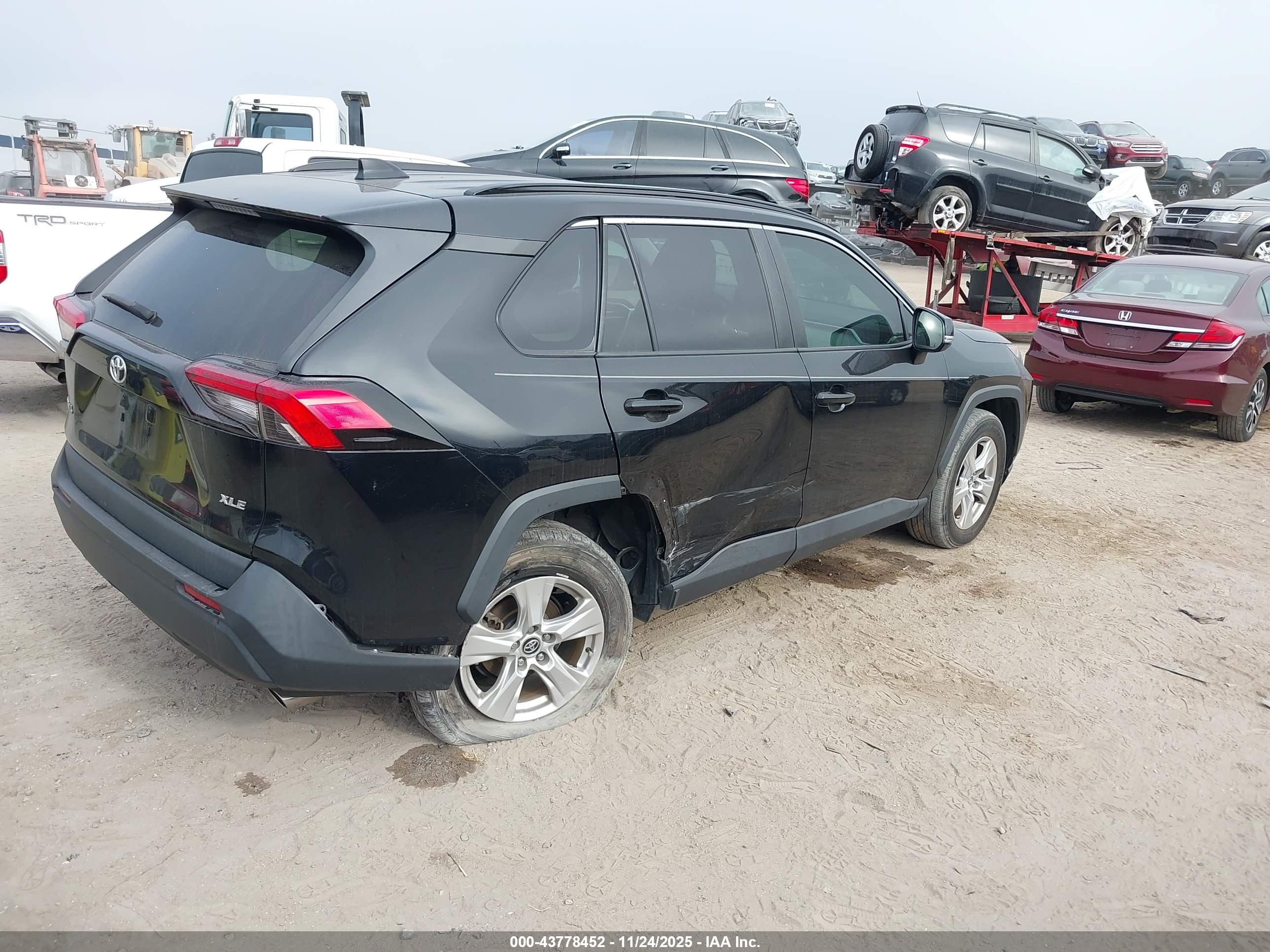 TOYOTA RAV4 image 4