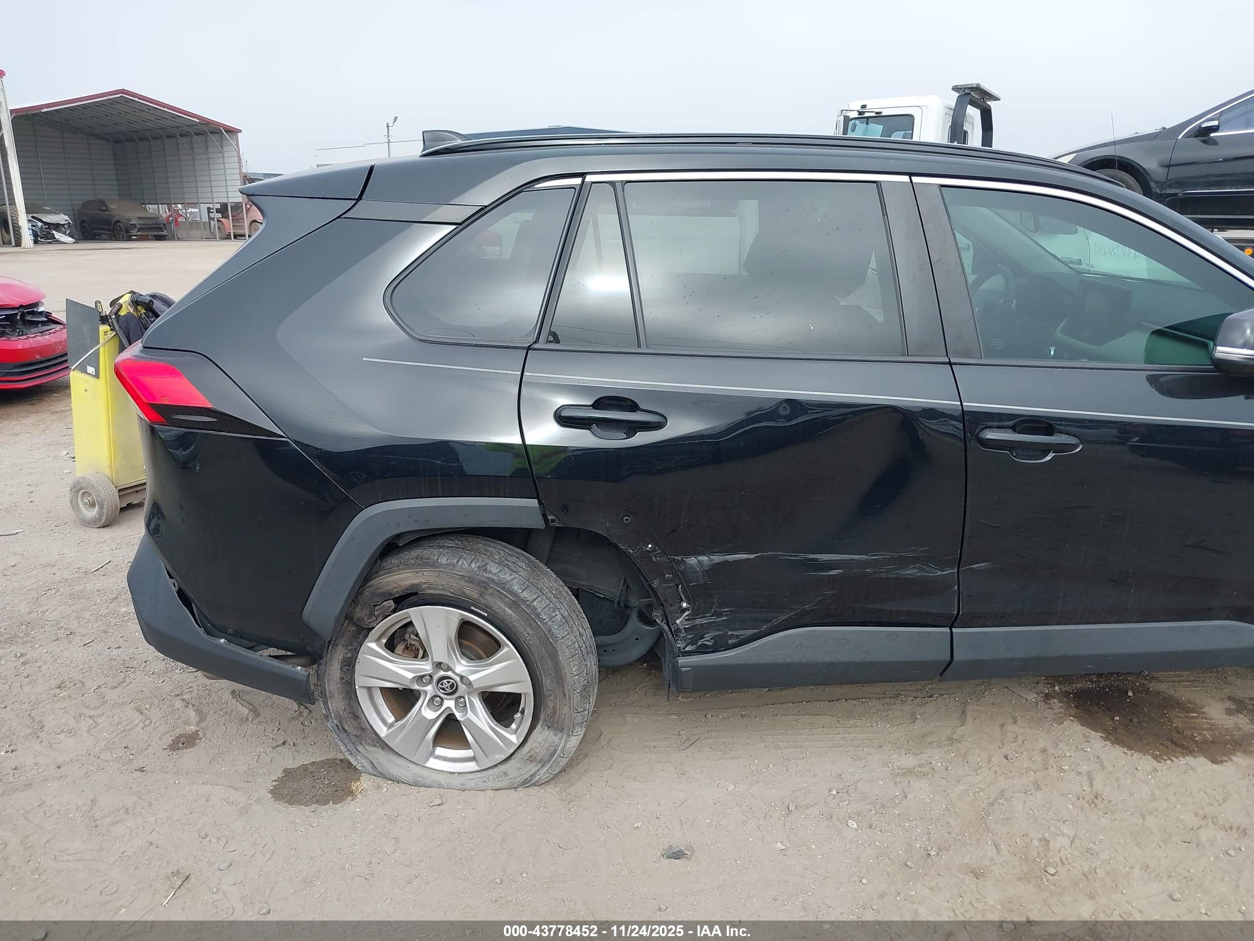 TOYOTA RAV4 image 6