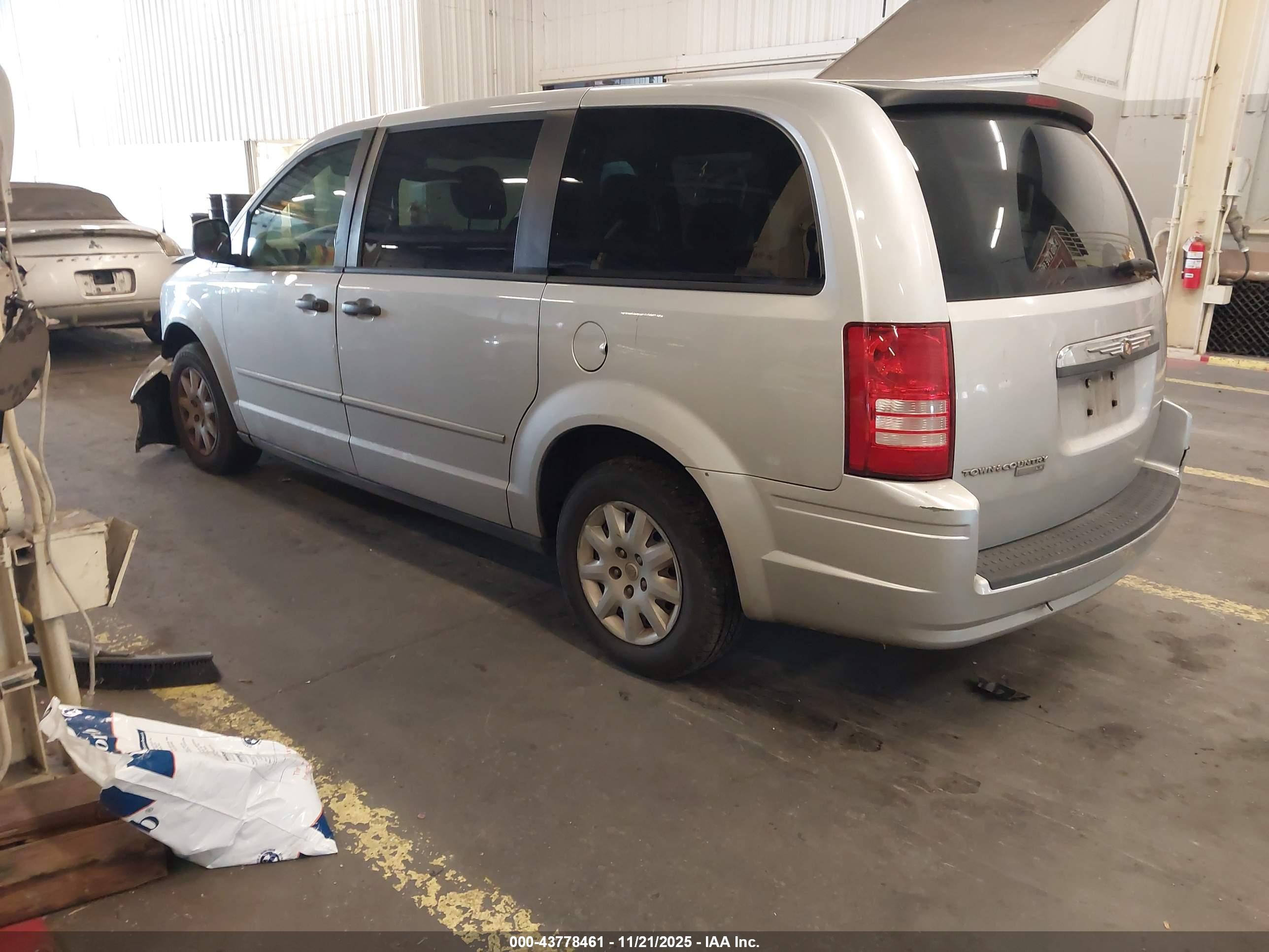 CHRYSLER TOWN image 3