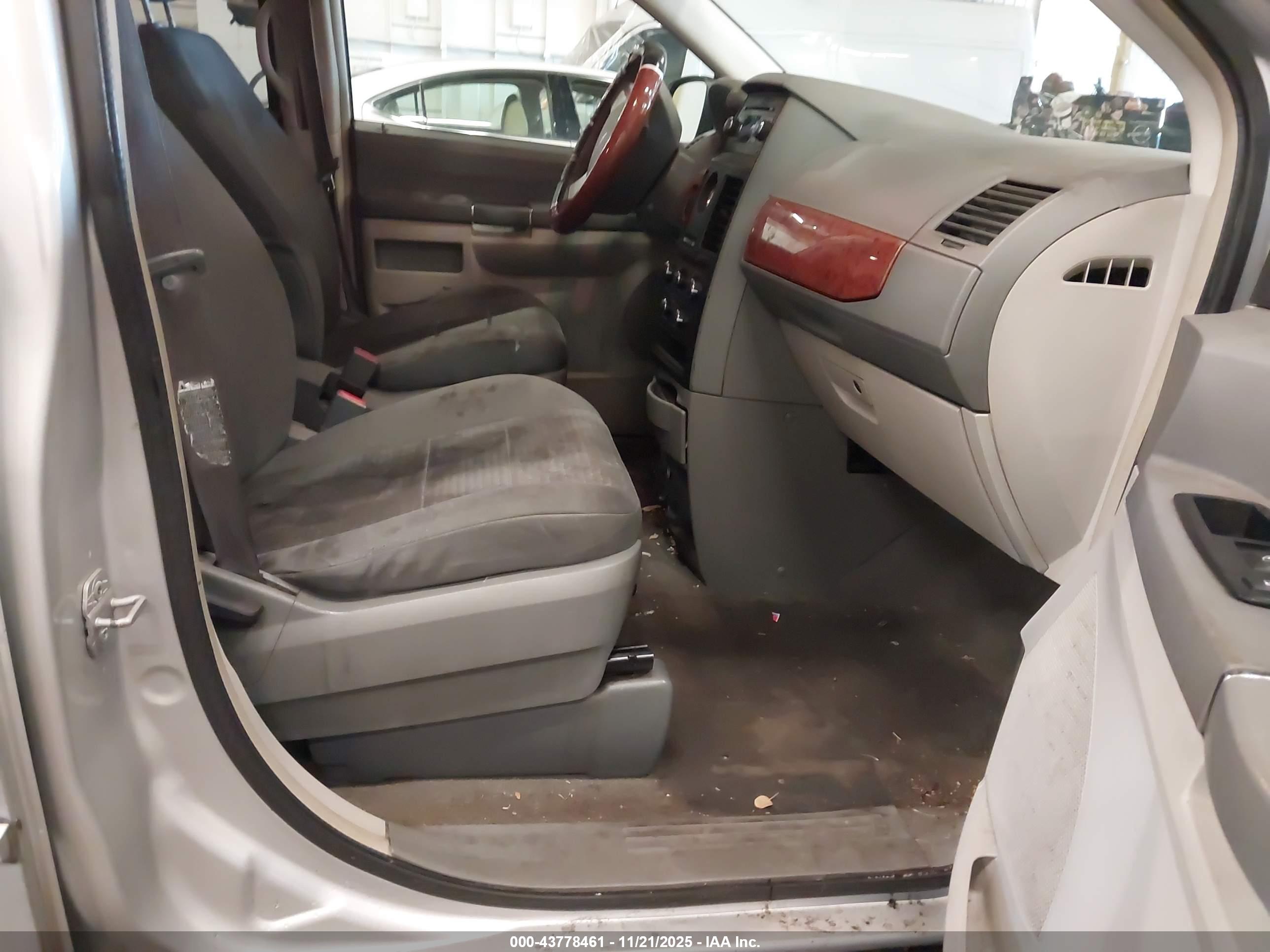 CHRYSLER TOWN image 5