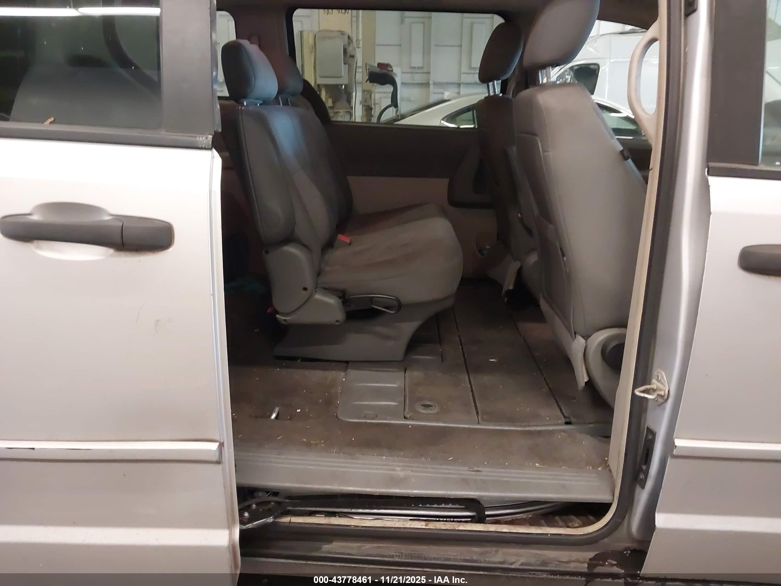CHRYSLER TOWN image 8