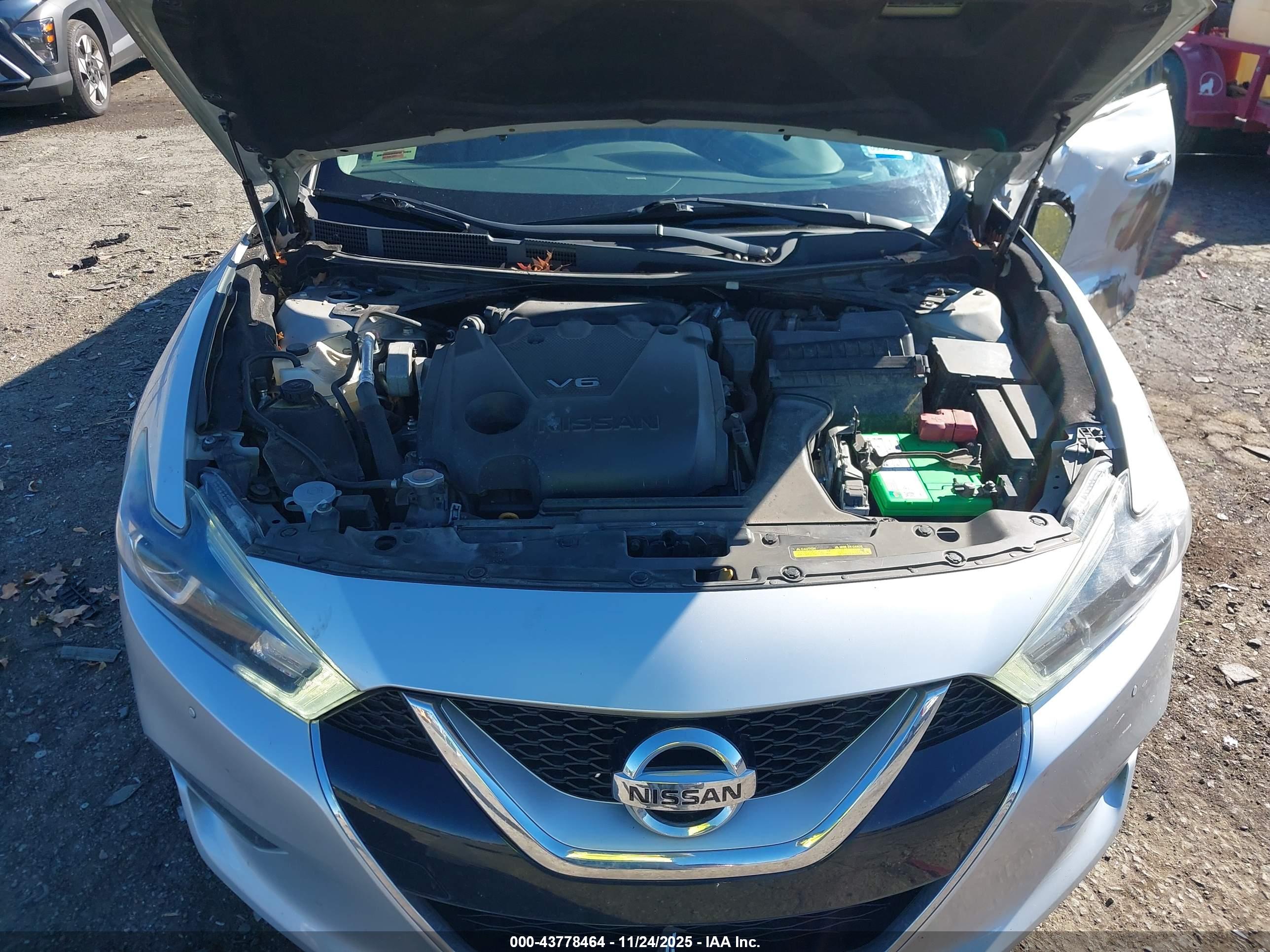 NISSAN MAXIMA image 10