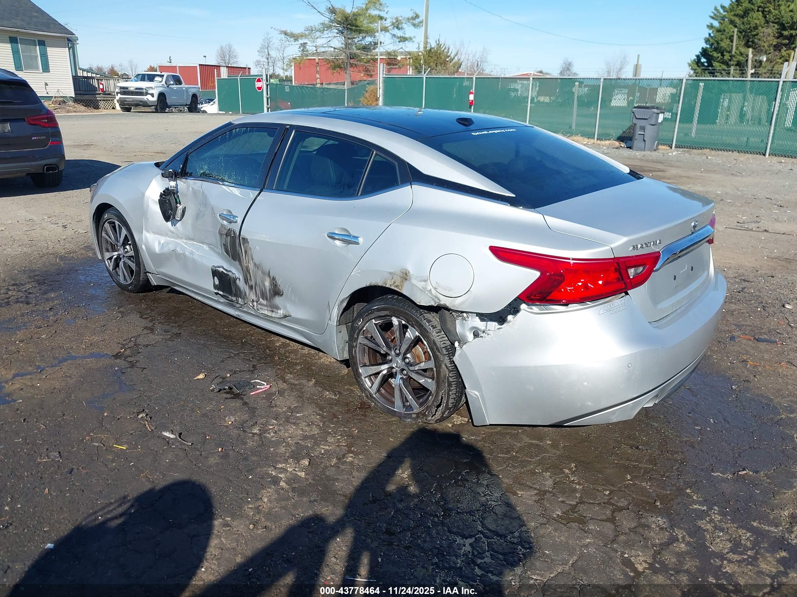 NISSAN MAXIMA image 3