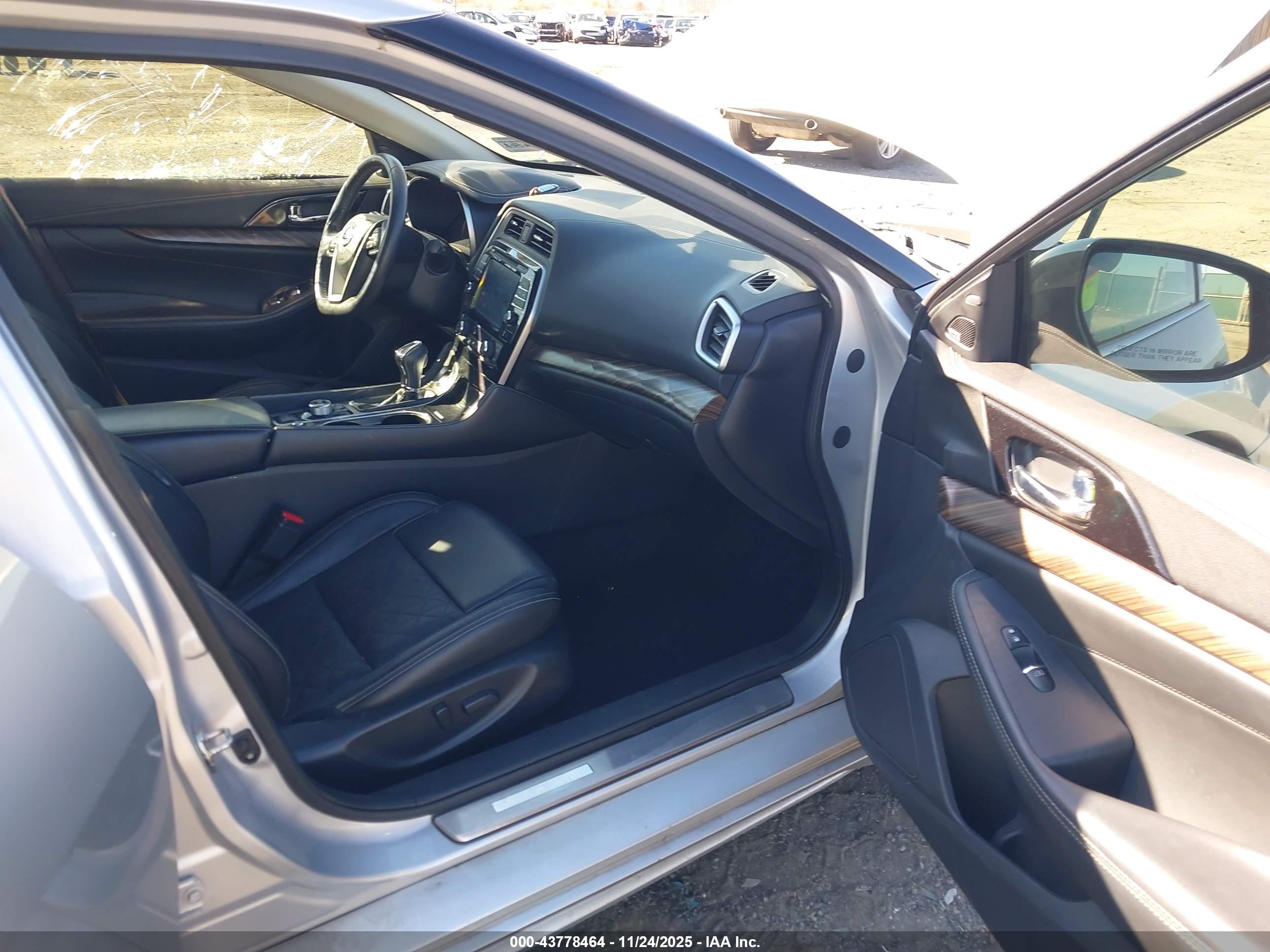 NISSAN MAXIMA image 5