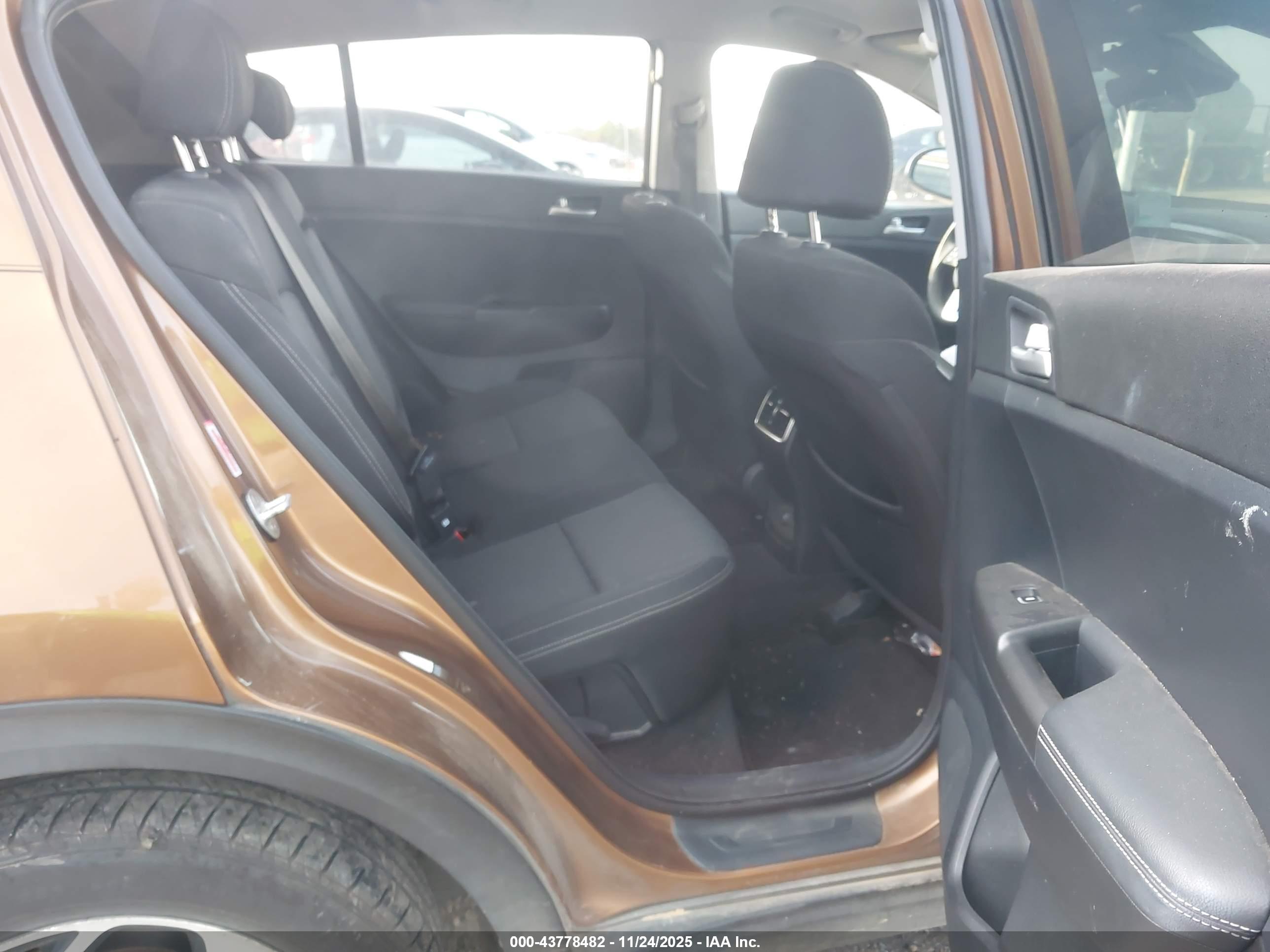 KIA SPORTAGE image 8