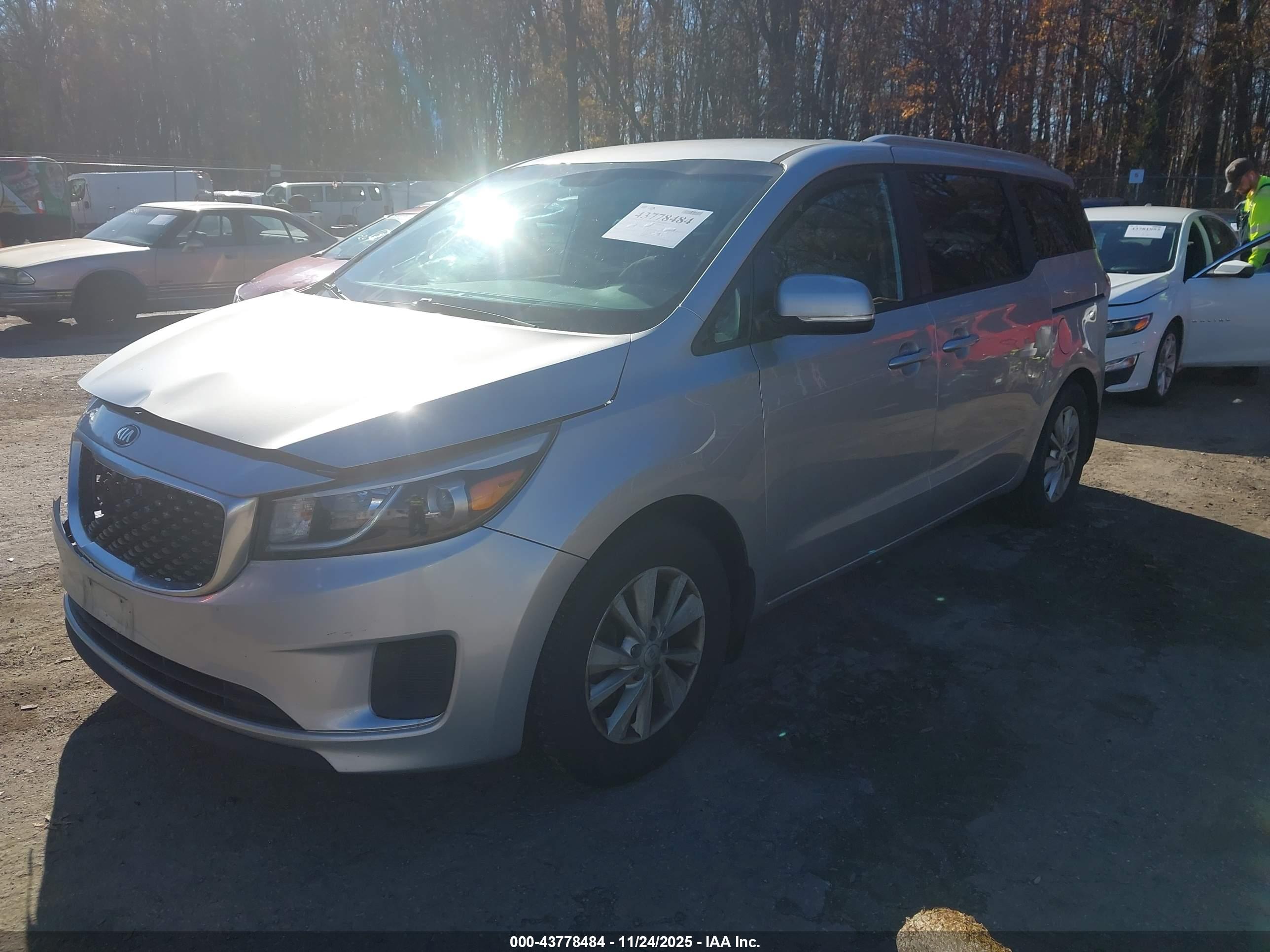 KIA SEDONA image 2